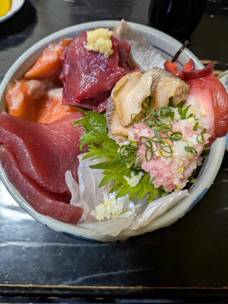 tamamaru3588's tweet photo. 久々塩釜市の大関さんへ。
特製海鮮丼😀
鯨、つぶ貝、水ダコ、マグロ、サーモン、白身等これだけの盛りで2.200円はコスパ良い！ https://t.co/NUSKhUYS2A
