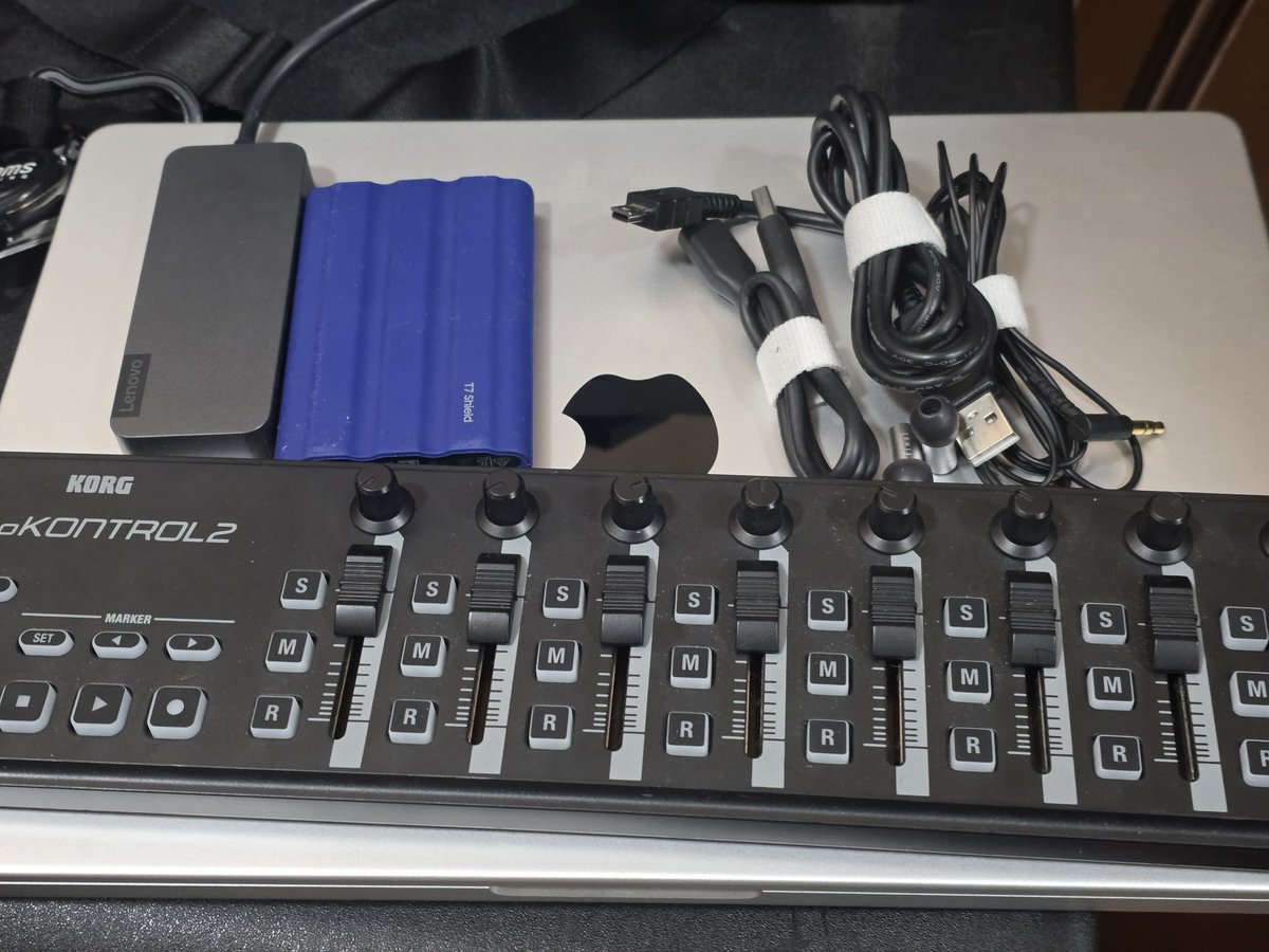 함바 막내입니디 브이제이햇습니다 ㅈㄴ재밋었네요 함바가 진짜 제가 제일 좋아하는 스타일의 아니쿠라라 1초도 지루할 틈 없이 놀았음 ㅇㅇ; 근데 출근헤야해서 뒷풀이도못갑니다 마츠리호라이즌도 못갑니다 억울하네요 여러분이 제몫까지즐겨주십쇼,,, 또어디선가봅시다

#애니송함바