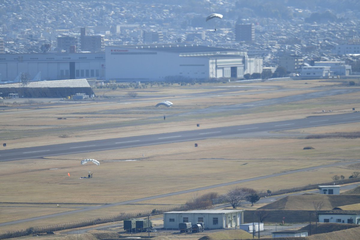 NANOSANsub's tweet image. 金曜日の岐阜基地は小牧のPJ(学生さんかな？)による🪂パラシュート降下
もうすぐ課程も終わり卒業かな？
#岐阜基地 #小牧基地 #PJ