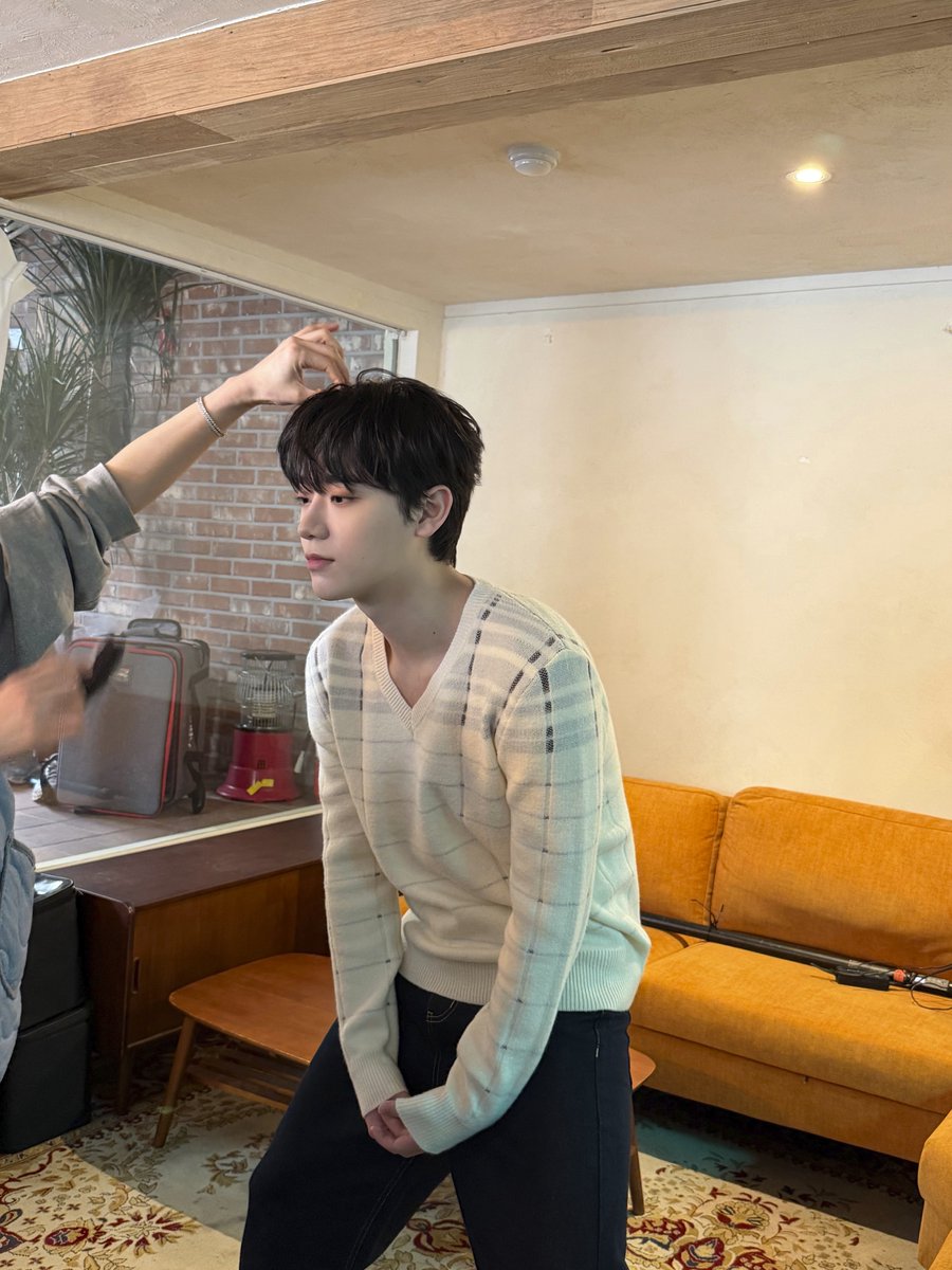 Its_Kinomag's tweet photo. 하늘빛이 조금씩 내려앉으며,
오전의 가벼움과 오후의 밀도를
모두 화면 안에 담아낸다.
이쯤에서야 세상은 비로소 조용해진다—
하루 종일 이어지던 소음이 가라앉고,
너는 단지 그 자리에 앉아 있는 것만으로,
황혼마저 장면의 일부로 만든다.

#금동현과_함께한_아침이야기
#금동현 #KEUMDONGHYUN https://t.co/6spvLmV9tg