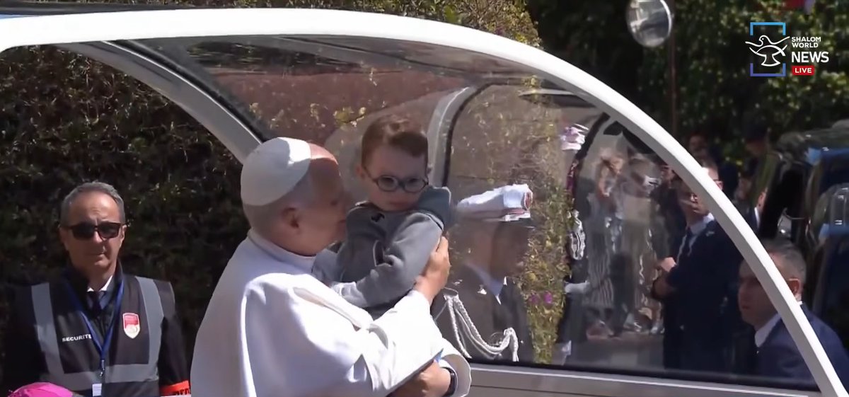 shalomworldnews's tweet photo. #PopeLeoXIV makes his way to meet young people and catechumens. The gathering takes place in front of the Church of Sainte-Dévote. Watch it #LIVE 👇#ApostolicJourney #Monaco 🇲🇨 🇻🇦https://t.co/Us9I1JCUT8 https://t.co/iXYR4wB1RN