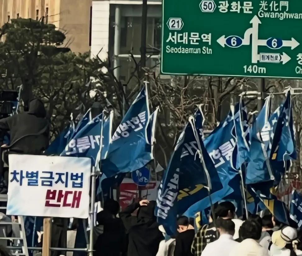 오늘 차별금지법을 반대한다며 모인 개신교 단체 '거룩한 방파제' 집회. 

개신교가 싫다. 사랑과 연대가 아닌 차별과 배제를 말하는 그 종교가 싫다. 나눔이 아닌 거대한 성전을, 성찰이 아닌 목사의 말을 신봉하는 그 종교가 너무 싫다. 자정 작용도 잃었다. 중세 십자군처럼 테러리스트들 같아.