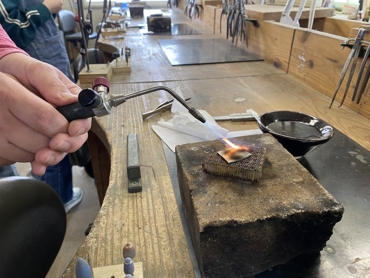 本日のオープンキャンパス✨
シルバーアクセサリーでネックレス制作に挑戦！

時間をかけて形を整え、完成度の高い仕上がりに👏
たくさんの道具も体験できました🔨

またぜひ参加してくださいね☺️

#オープンキャンパス #ものづくり #シルバーアクセサリー #体験授業: