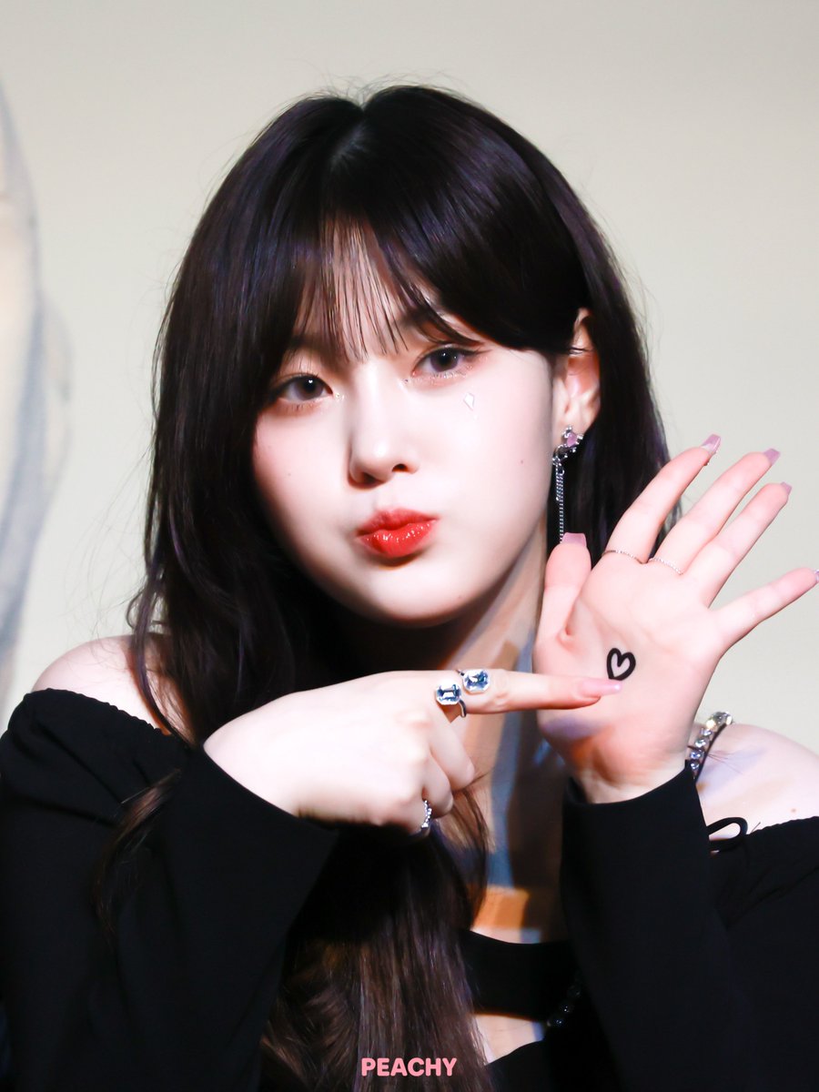 ᴘᴇᴀᴄʜʏ tweet media