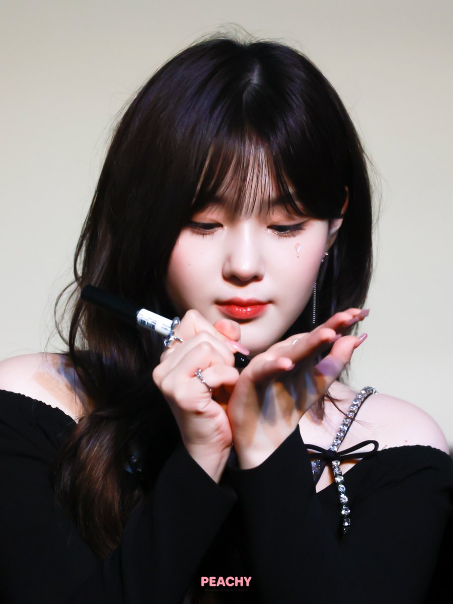 ᴘᴇᴀᴄʜʏ tweet media