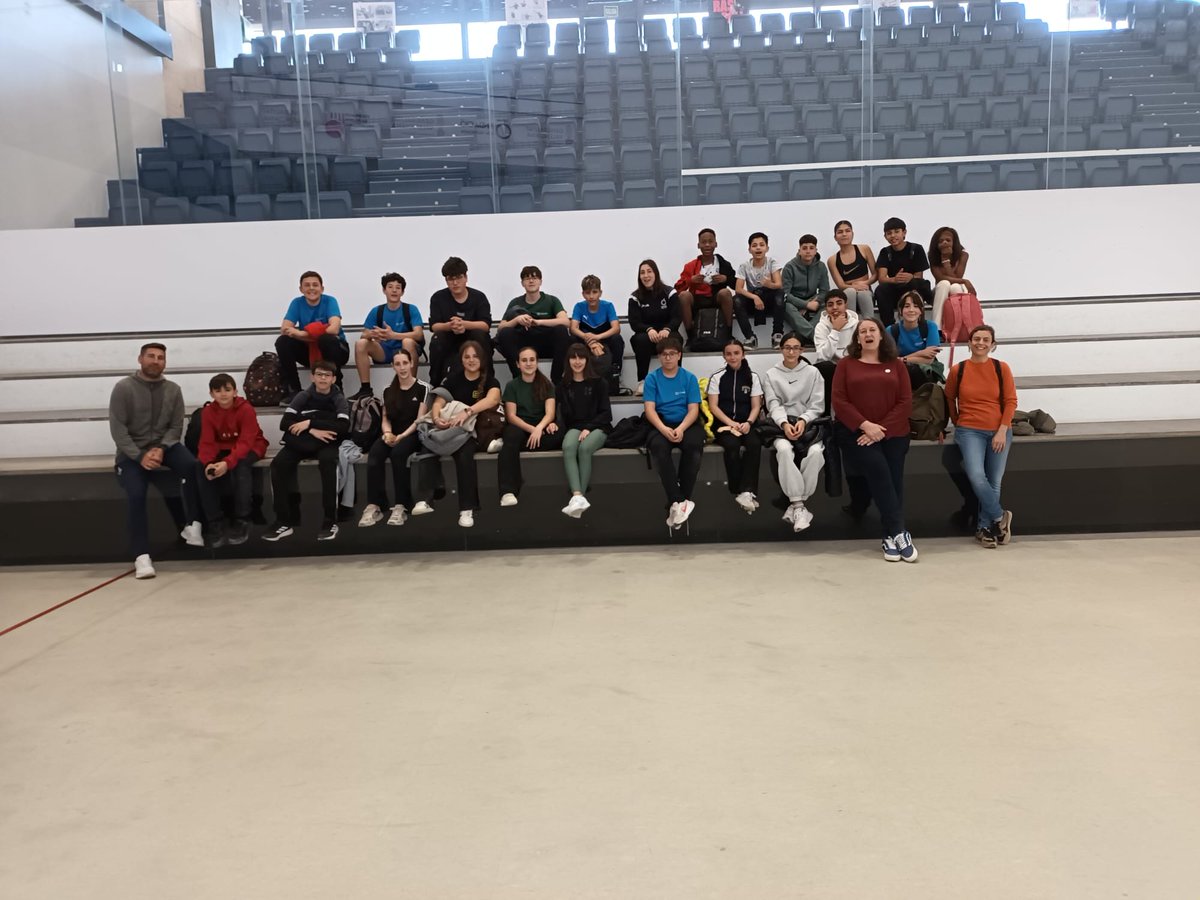 iesvae's tweet photo. PILOTA El 25 de març l'alumnat de 2n d'ESO va realitzar una jornada de pilota valenciana en el Centre de Tecnificació de Pilota de Montcada de la mà de l'excel.lent jugadora professional de raspall Amparo Martí. 
Més informació en: https://t.co/C2guczAHSQ https://t.co/UIM7hwf3JR