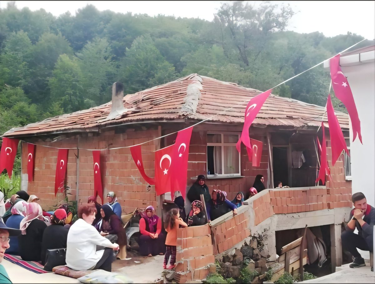 turkhafiza2's tweet photo. Hendek kazılırken çuvalla kum taşıyana, teröriste çay demleyene, tatlı ikram edene, evinde saklayana ev.

Öcalan'a villa.

Şehit ailelerine baraka. https://t.co/nFy9bwhTt0