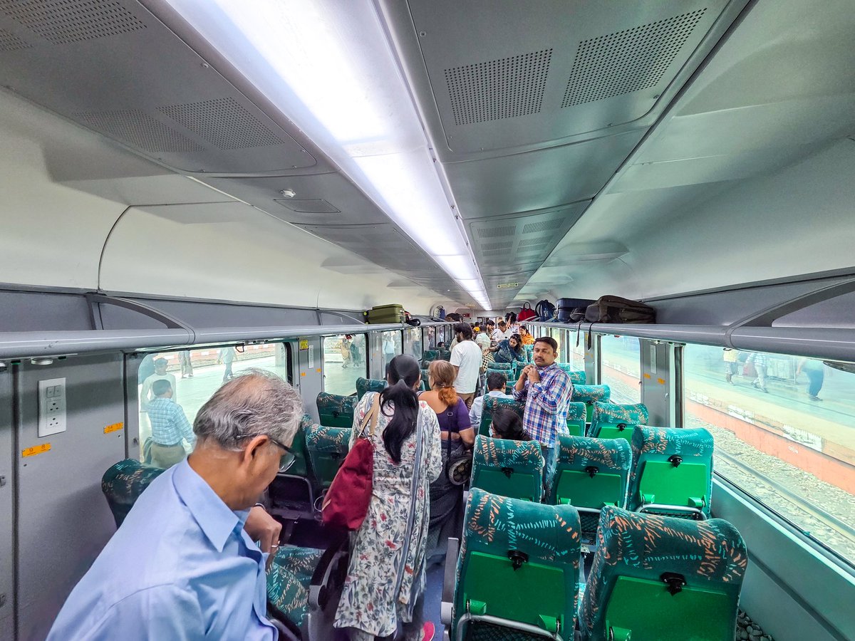 talk2rail's tweet photo. To The Comfort &amp; Convenience of Passengers, Howrah Division Under @drmhowrah Have Upgraded 3 Pairs of Trains To LHB Rakes. Today 12347/12348 HWH - RPH - HWH Exp Started The First LHB Run From Howrah 🇮🇳

@drmhowrah @EasternRailway @RailMinIndia https://t.co/zqqCr3NtEE