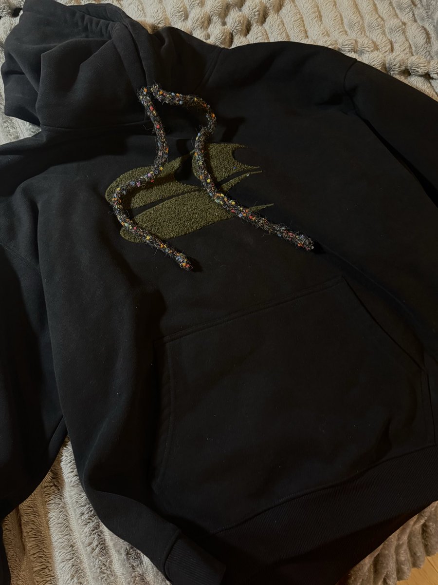 ppaattcchhaatt's tweet image. ปล่อย Hoodie crying center (warmer hoodie 2024 ) สีดำ มือ1 ไซส์ XL อก 52 (มีถุงร้าน Daddy )
ราคา 1️⃣0️⃣9️⃣0️⃣ 
กทม. นัดรับ BTS สายสีลม และ BTS สยาม
ไม่สะดวกนัดรับค่าส่ง +40🅱️

#cryingcenter #hoody #ครายอิ้งเซนเตอร์ #เสื้อกันหนาวราคาถูก