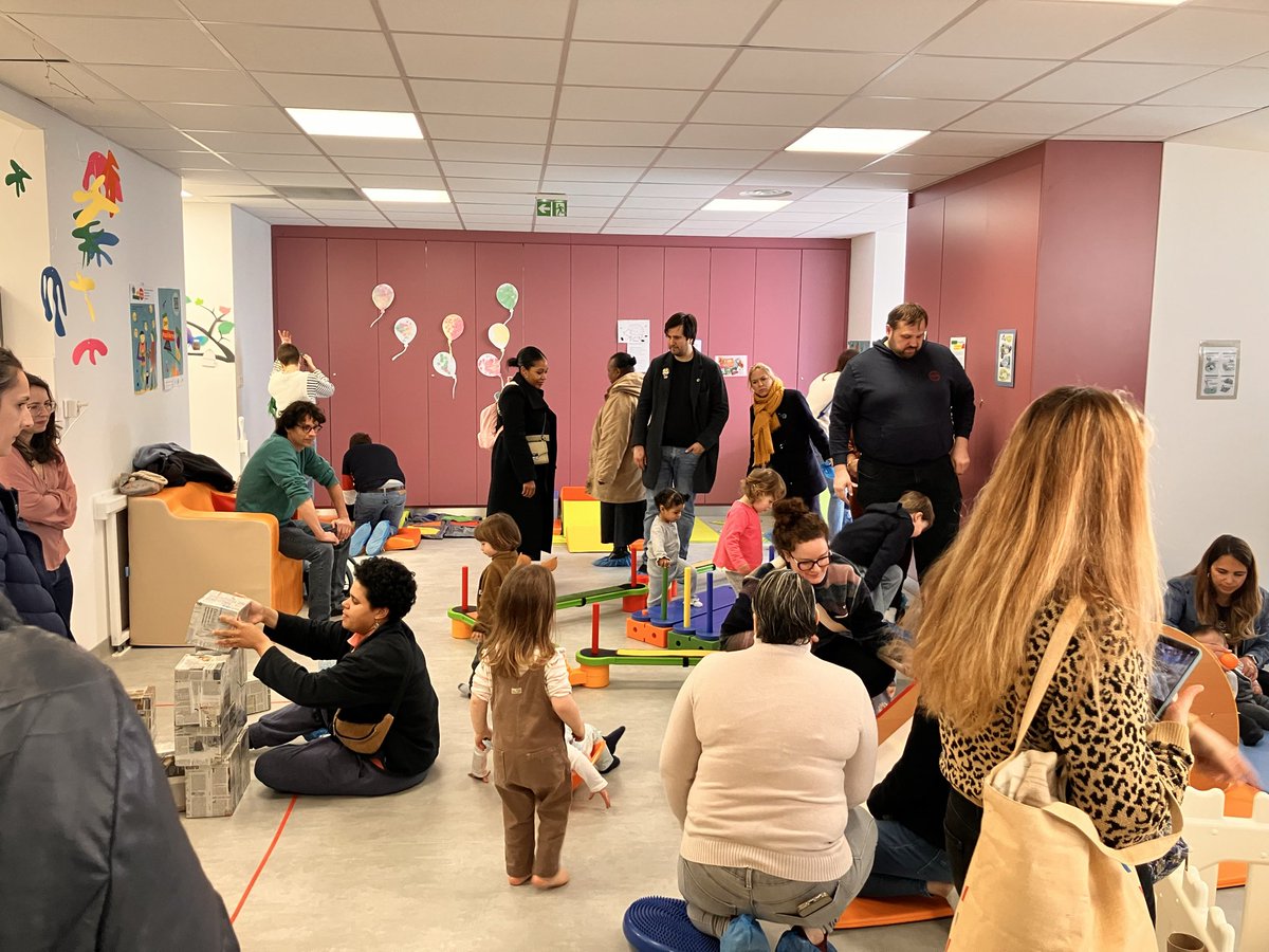 jpm_lagny's tweet photo. Ce matin, le Relais Petite Enfance de @VilledeLagny proposait une matinée découverte.
Plus de 50 enfants et leurs familles ont découvert ce lieu dédié aux tout-petits.
Un beau moment d’échange pour Audrey Dikbas, nouvelle adjointe à la petite enfance, aux côtés d’Émilie Neilz. https://t.co/c5bnFgeMuV