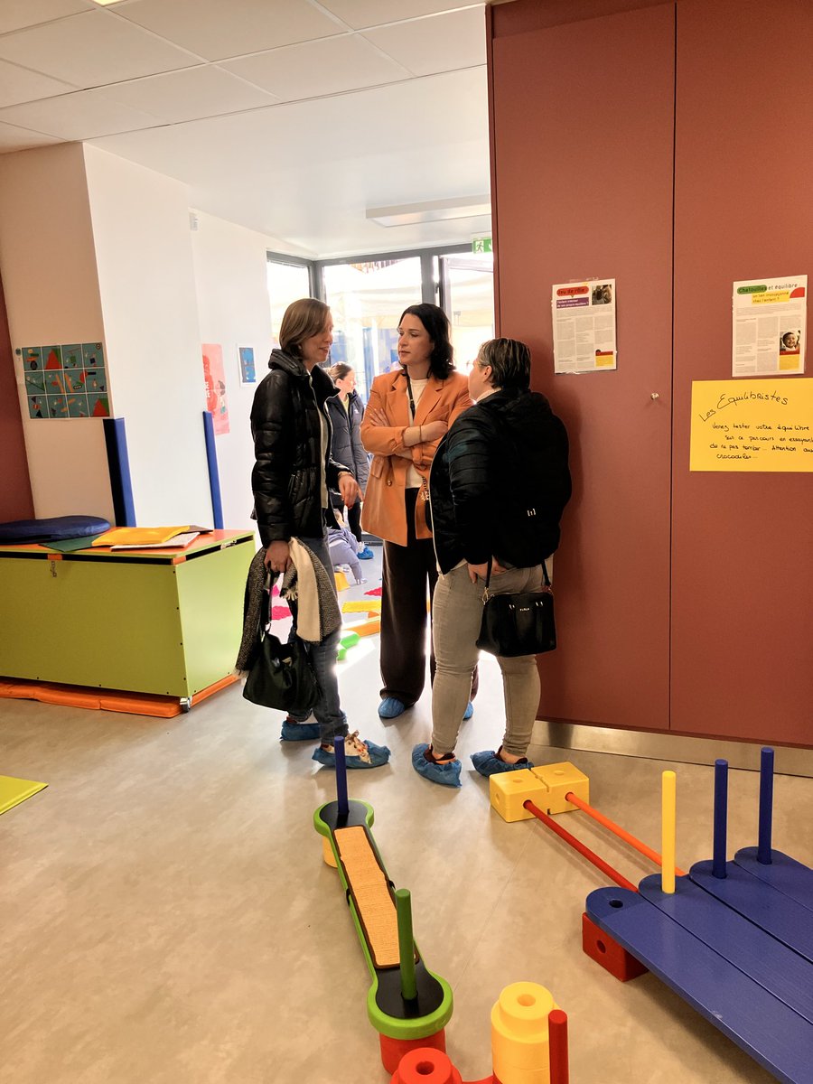 jpm_lagny's tweet photo. Ce matin, le Relais Petite Enfance de @VilledeLagny proposait une matinée découverte.
Plus de 50 enfants et leurs familles ont découvert ce lieu dédié aux tout-petits.
Un beau moment d’échange pour Audrey Dikbas, nouvelle adjointe à la petite enfance, aux côtés d’Émilie Neilz. https://t.co/c5bnFgeMuV