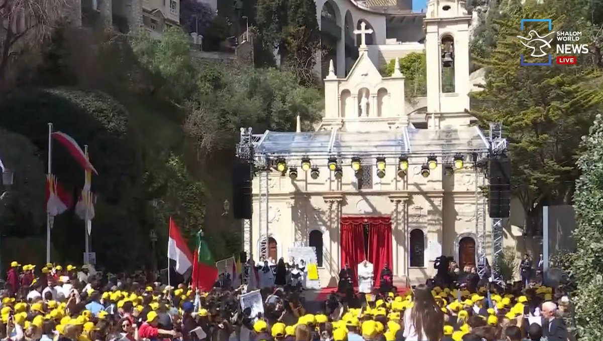 shalomworldnews's tweet photo. A vibrant welcome for #PopeLeoXIV🇲🇨
The atmosphere is electric as hundreds of young people and catechumens greet the Holy Father—representing the “future of the Rock” and the living continuity of the Monégasque faith. #Monaco  #LIVE👇 https://t.co/Us9I1JCUT8 https://t.co/mSPKfoziV1