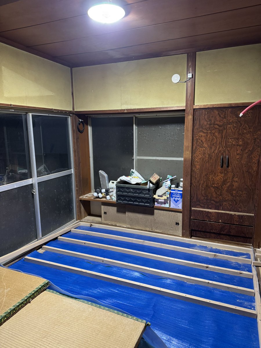 いい加減2階終わらせたいので朝から出動💪2階の部屋もラワン貼り終わったら良い感じに大工工事の残りが資材部屋のみなので資材の大移動開始したら時間がみるみる過ぎましたとさ…
後はカウンター作ってあった木材で下地作ったりで材料切れで終了❗️
月末、友人に紹介した物件引き渡しだから見に行こ😊