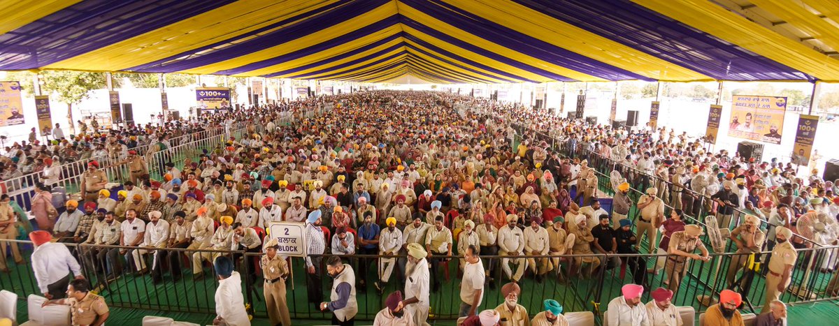 BhagwantMann's tweet photo. ਅੱਜ ਇਤਿਹਾਸਿਕ ਧਰਤੀ ਫ਼ਤਹਿਗੜ੍ਹ ਸਾਹਿਬ ਵਿਖੇ ਸਾਡੇ ਕੌਮੀ ਕਨਵੀਨਰ ਅਰਵਿੰਦ ਕੇਜਰੀਵਾਲ ਜੀ ਨਾਲ 109 ਹੋਰ ਆਮ ਆਦਮੀ ਕਲੀਨਿਕਾਂ ਦਾ ਉਦਘਾਟਨ ਕਰਕੇ ਲੋਕਾਂ ਦੀ ਸੇਵਾ ਲਈ ਸਮਰਪਿਤ ਕੀਤੇ।

ਪੂਰੇ ਸੂਬੇ ‘ਚ ਹੁਣ 990 ਕਲੀਨਿਕ ਲੋਕਾਂ ਦੀ ਸਿਹਤ ਸੰਭਾਲ ਲਈ ਹਾਜ਼ਰ ਨੇ, ਜਿੱਥੇ ਹਰ ਰੋਜ਼ ਹਜ਼ਾਰਾਂ ਲੋਕਾਂ ਨੂੰ ਮੁਫ਼ਤ ਇਲਾਜ, ਦਵਾਈਆਂ ਅਤੇ ਟੈਸਟ ਮਿਲ ਰਹੇ ਹਨ। ਪੰਜਾਬੀਆਂ ਨੂੰ ਸਿਹਤ ਪੱਖੋਂ ਹਰ ਸਹੂਲਤ ਦੇਣ ਲਈ ਸਾਡੀ ਸਰਕਾਰ ਵਚਨਬੱਧ ਹੈ। ਸਾਡਾ ਮਕਸਦ ਹੈ ਕਿ ਕੋਈ ਵੀ ਪੰਜਾਬੀ ਇਲਾਜ ਤੋਂ ਵਾਂਝਾ ਨਾ ਰਹੇ।ਵਿਰੋਧੀਆਂ ਕੋਲ ਨੁਕਸ ਕੱਢਣ ਤੋਂ ਇਲਾਵਾ ਕੋਈ ਮੁੱਦਾ ਨਹੀਂ ਹੈ, ਨਾ ਹੀ ਉਹ ਲੋਕਾਂ ਦੇ ਕੰਮਾਂ ਬਾਰੇ ਸੋਚ ਰਹੇ ਨੇ। ਸਾਡੀ ਸਰਕਾਰ ਲਗਾਤਾਰ ਲੋਕਾਂ ਲਈ ਕੰਮ ਕਰ ਰਹੀ ਹੈ ਅਤੇ ਜਨਤਾ ਦੀ ਭਲਾਈ ਹੀ ਸਾਡੀ ਪਹਿਲ ਹੈ।