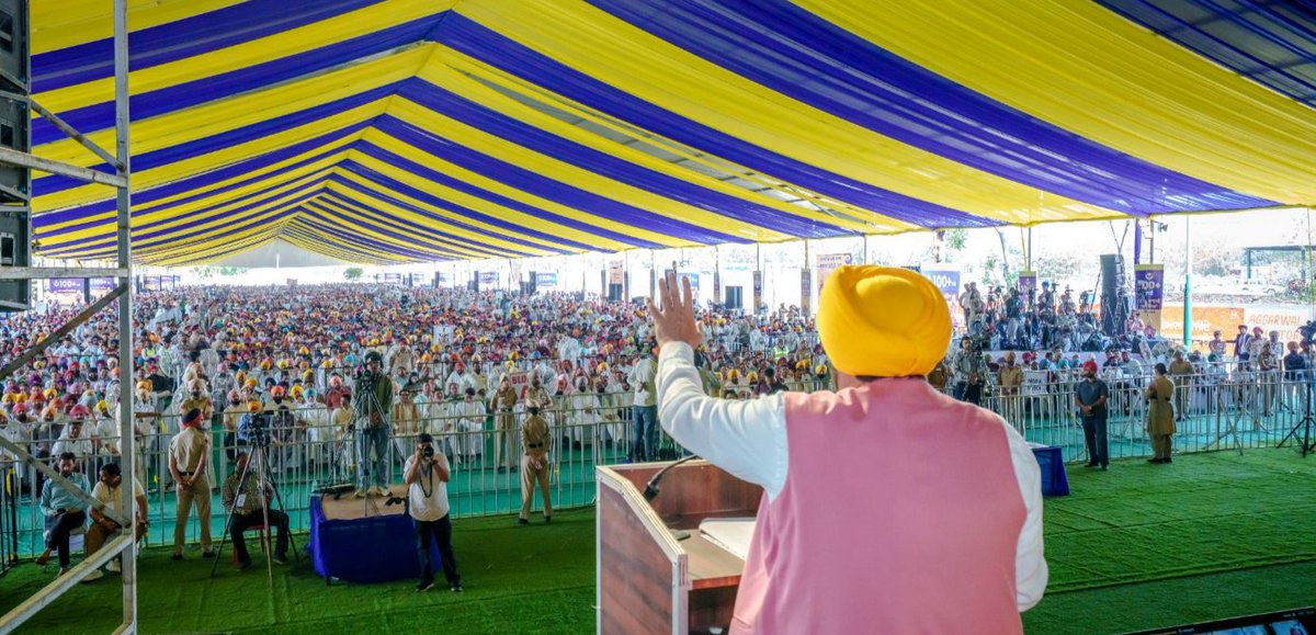 BhagwantMann's tweet photo. ਅੱਜ ਇਤਿਹਾਸਿਕ ਧਰਤੀ ਫ਼ਤਹਿਗੜ੍ਹ ਸਾਹਿਬ ਵਿਖੇ ਸਾਡੇ ਕੌਮੀ ਕਨਵੀਨਰ ਅਰਵਿੰਦ ਕੇਜਰੀਵਾਲ ਜੀ ਨਾਲ 109 ਹੋਰ ਆਮ ਆਦਮੀ ਕਲੀਨਿਕਾਂ ਦਾ ਉਦਘਾਟਨ ਕਰਕੇ ਲੋਕਾਂ ਦੀ ਸੇਵਾ ਲਈ ਸਮਰਪਿਤ ਕੀਤੇ।

ਪੂਰੇ ਸੂਬੇ ‘ਚ ਹੁਣ 990 ਕਲੀਨਿਕ ਲੋਕਾਂ ਦੀ ਸਿਹਤ ਸੰਭਾਲ ਲਈ ਹਾਜ਼ਰ ਨੇ, ਜਿੱਥੇ ਹਰ ਰੋਜ਼ ਹਜ਼ਾਰਾਂ ਲੋਕਾਂ ਨੂੰ ਮੁਫ਼ਤ ਇਲਾਜ, ਦਵਾਈਆਂ ਅਤੇ ਟੈਸਟ ਮਿਲ ਰਹੇ ਹਨ। ਪੰਜਾਬੀਆਂ ਨੂੰ ਸਿਹਤ ਪੱਖੋਂ ਹਰ ਸਹੂਲਤ ਦੇਣ ਲਈ ਸਾਡੀ ਸਰਕਾਰ ਵਚਨਬੱਧ ਹੈ। ਸਾਡਾ ਮਕਸਦ ਹੈ ਕਿ ਕੋਈ ਵੀ ਪੰਜਾਬੀ ਇਲਾਜ ਤੋਂ ਵਾਂਝਾ ਨਾ ਰਹੇ।ਵਿਰੋਧੀਆਂ ਕੋਲ ਨੁਕਸ ਕੱਢਣ ਤੋਂ ਇਲਾਵਾ ਕੋਈ ਮੁੱਦਾ ਨਹੀਂ ਹੈ, ਨਾ ਹੀ ਉਹ ਲੋਕਾਂ ਦੇ ਕੰਮਾਂ ਬਾਰੇ ਸੋਚ ਰਹੇ ਨੇ। ਸਾਡੀ ਸਰਕਾਰ ਲਗਾਤਾਰ ਲੋਕਾਂ ਲਈ ਕੰਮ ਕਰ ਰਹੀ ਹੈ ਅਤੇ ਜਨਤਾ ਦੀ ਭਲਾਈ ਹੀ ਸਾਡੀ ਪਹਿਲ ਹੈ।