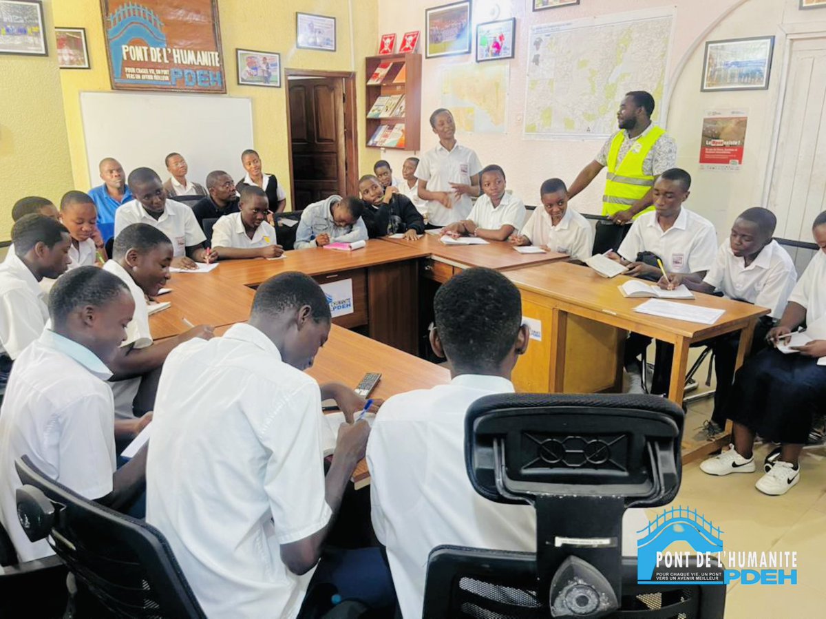PdehRdc's tweet photo. Visite enrichissante au bureau #PDEH ce 27 mars 2026 : les élèves de la 5ème année en Technique Sociale de l’Institut Mont Carmel ont découvert nos actions et échangé sur le travail humanitaire. Une jeunesse engagée et prometteuse ! 
#JeunesseEducative https://t.co/vlOdF7dsc4
