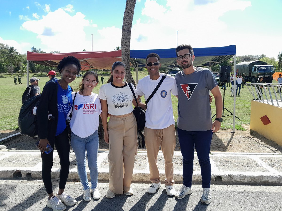 JJCaneiro's tweet photo. A este Bastión 2026 se sumaron también estudiantes de la Universidad de Cienfuegos Carlos Rafael Rodríguez, la UCLV de Villa Clara y del Instituto de Relaciones Internacionales, universidades que también se encuentran descentralizadas.
#BastionUniversitario2026 #UCMC
#UCLV
#ISRI https://t.co/4haTzANBfe