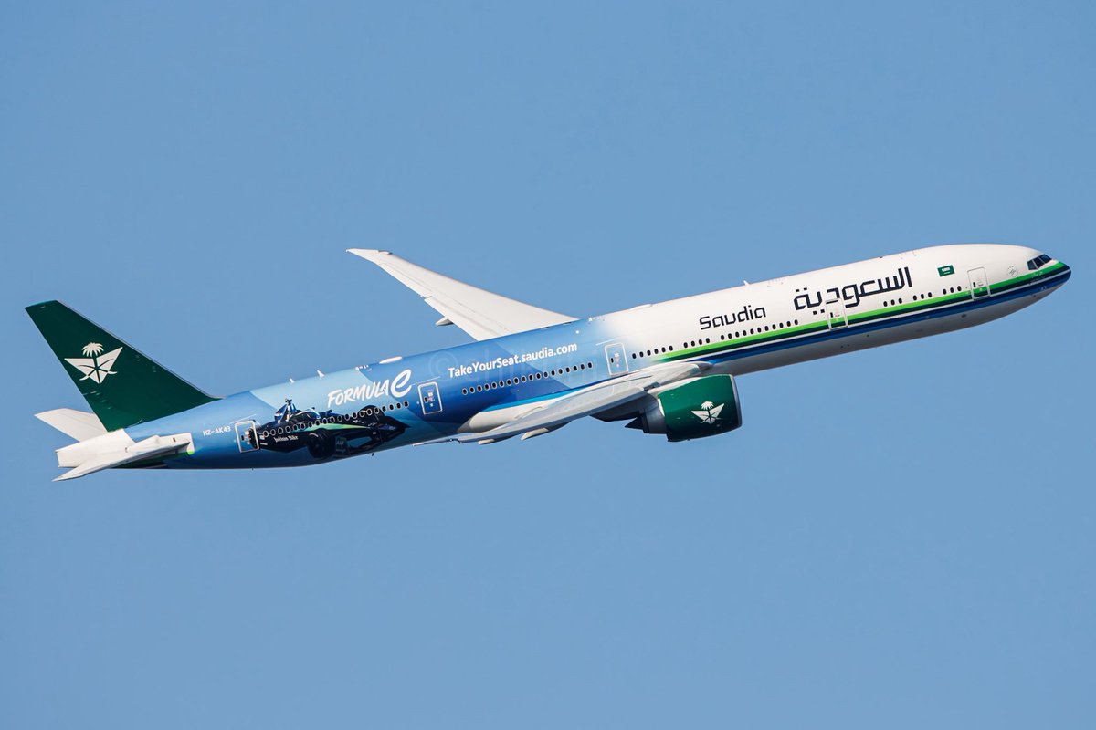 Saudia_Boeing 777-368(ER) HZ-AK43 “Ad-Diriyah E-Prix Livery”2026/03/19 at London Heathrow Int’l Airport.
先週のヒースロー撮影のハイライト、新スペマになったサウディアのAK43。
捻りポイントへは道中でバスが故障、急遽Uberに£32課金した甲斐あって間一髪でセーフ。