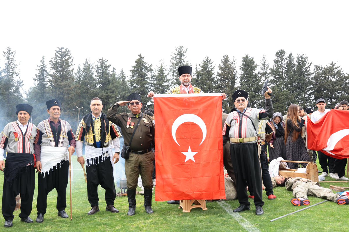28 Mart İlçemizin Düşman İşgalinden Kurtuluşunun 106. Yıl Dönümü, İlçe Stadyumu’nda büyük bir coşku ve gurur içerisinde kutlandı.

Saygı duruşu ve İstiklal Marşı’nın okunmasıyla başlayan programda, günün anlam ve önemine ilişkin konuşmalar yapıldı. Konuşmalarda, ilçemizin