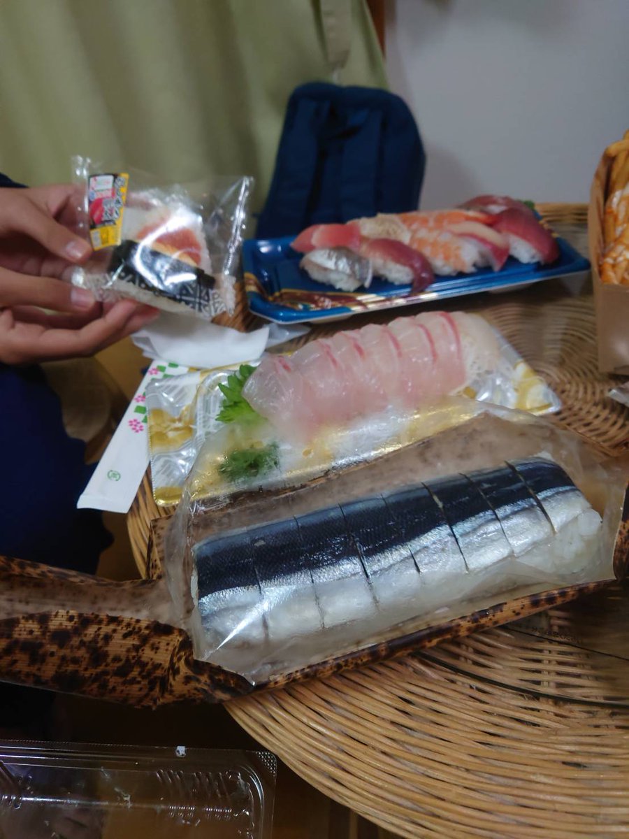 素泊まりだったので、とれとれ市場と地元スーパーで買った晩ご飯。夕方に行ったらとれとれ市場ほとんどなかった……でもお魚おいしかった！鯛のお刺身最高でした。梅酒も買って飲んだよ！