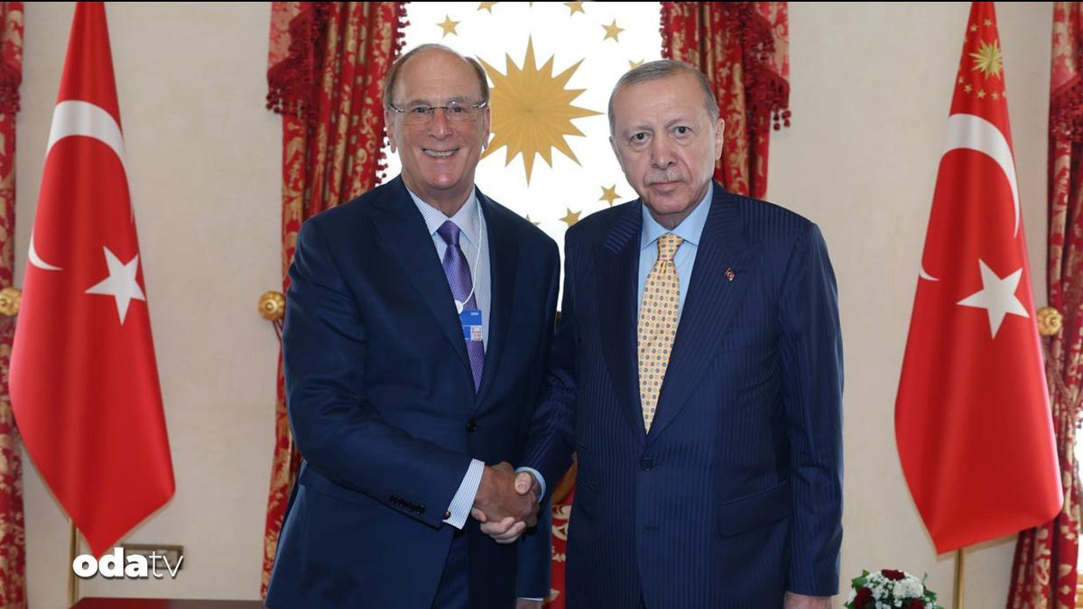 Laurence Douglas Fink Cumhurbaşkanını ziyarete geldi.
Bu adam yahudi asıllı çok uluslu yatırım yönetimi şirketi BlackRock'un kurucu ortağı bu şirket dünyanın en büyük para yönetim şirketidir varlığı 10 trilyon dolar

Neden gelmiş olablir ?

​Ekonomik Sığınak Arayışı: 
BlackRock,