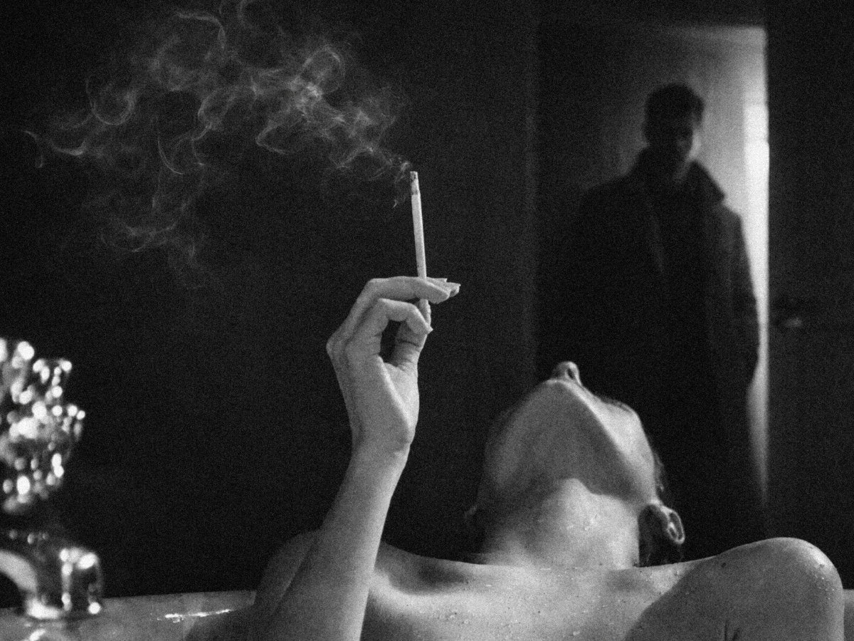 The scent of betrayal… 121-words.blogspot.com/2026/03/confes…

#FlashFiction #MicroFiction #ShortStory #SuddenFiction #121Words #Noir #NeoNoir #CrimeFiction #PsychologicalThriller #DarkFiction #Betrayal #Storytelling #Raskolnick #bilingual