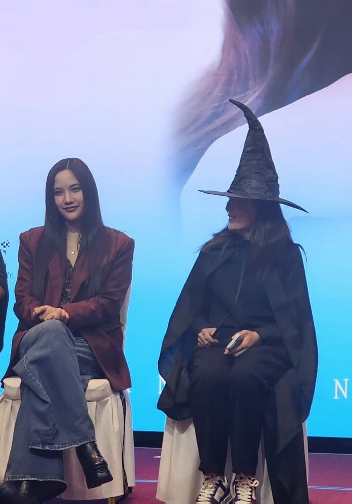 freenbeckyaifen's tweet image. 就这样看着你  这一刻，爱意加倍  🫶🏻
#srchafreen 
#GIRLFREEN
#风遇倾心Freen上海签售会