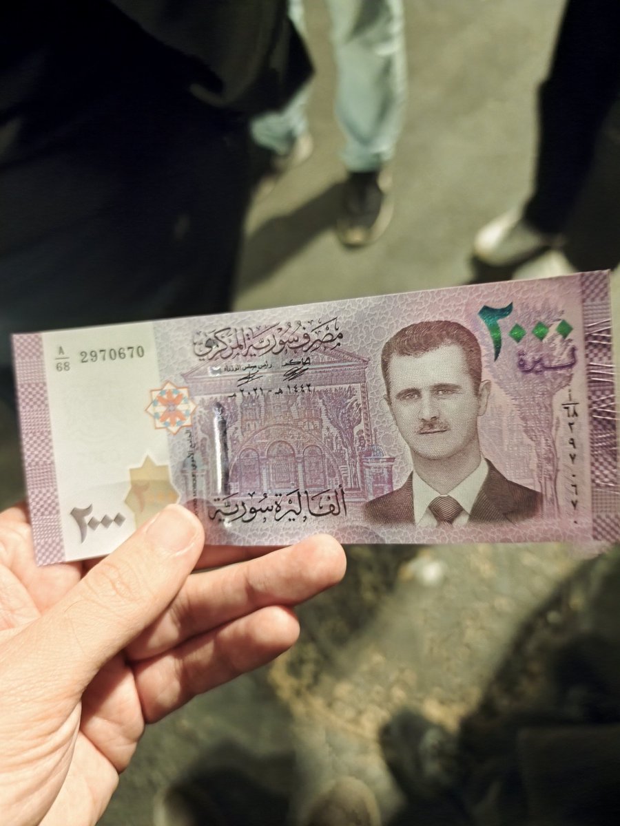 Los regalos que le hacen a las mujeres: Perfumes, flores...

Los regalos que nos hacen a los hombres: