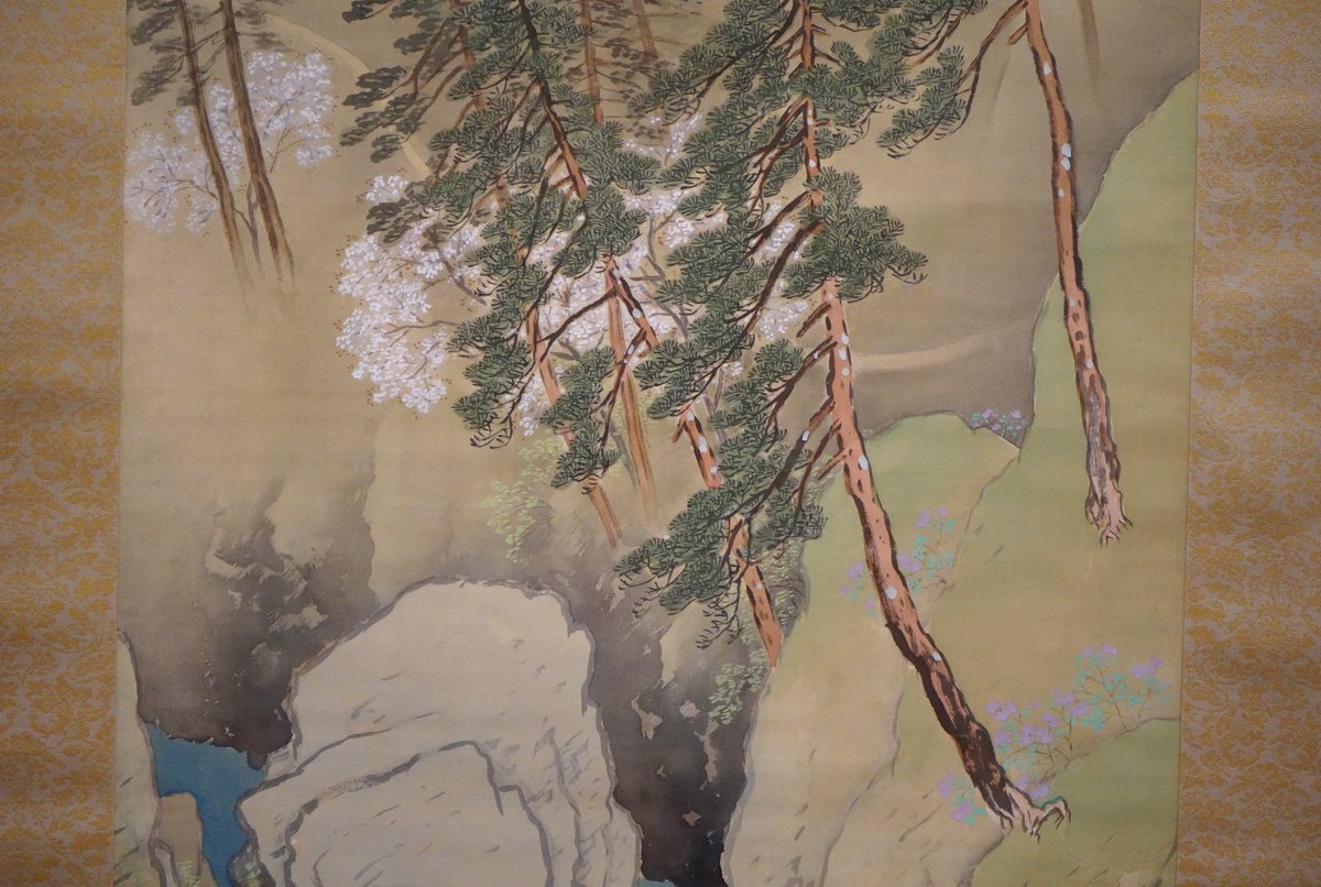 川合玉堂 《春峡》 
 代表作 《行く春》と同様に秩父の長瀞峡を描いた作品で満開のサクラや淡い紫色のヤマツツジが峡谷の春を彩ります。

《行く春》も東京国立近代美術館の所蔵作品展で現在展示中（～4/12）です。当館の《春峡》とあわせて玉堂が愛した春の風景を楽しんでみてはいかがでしょうか？