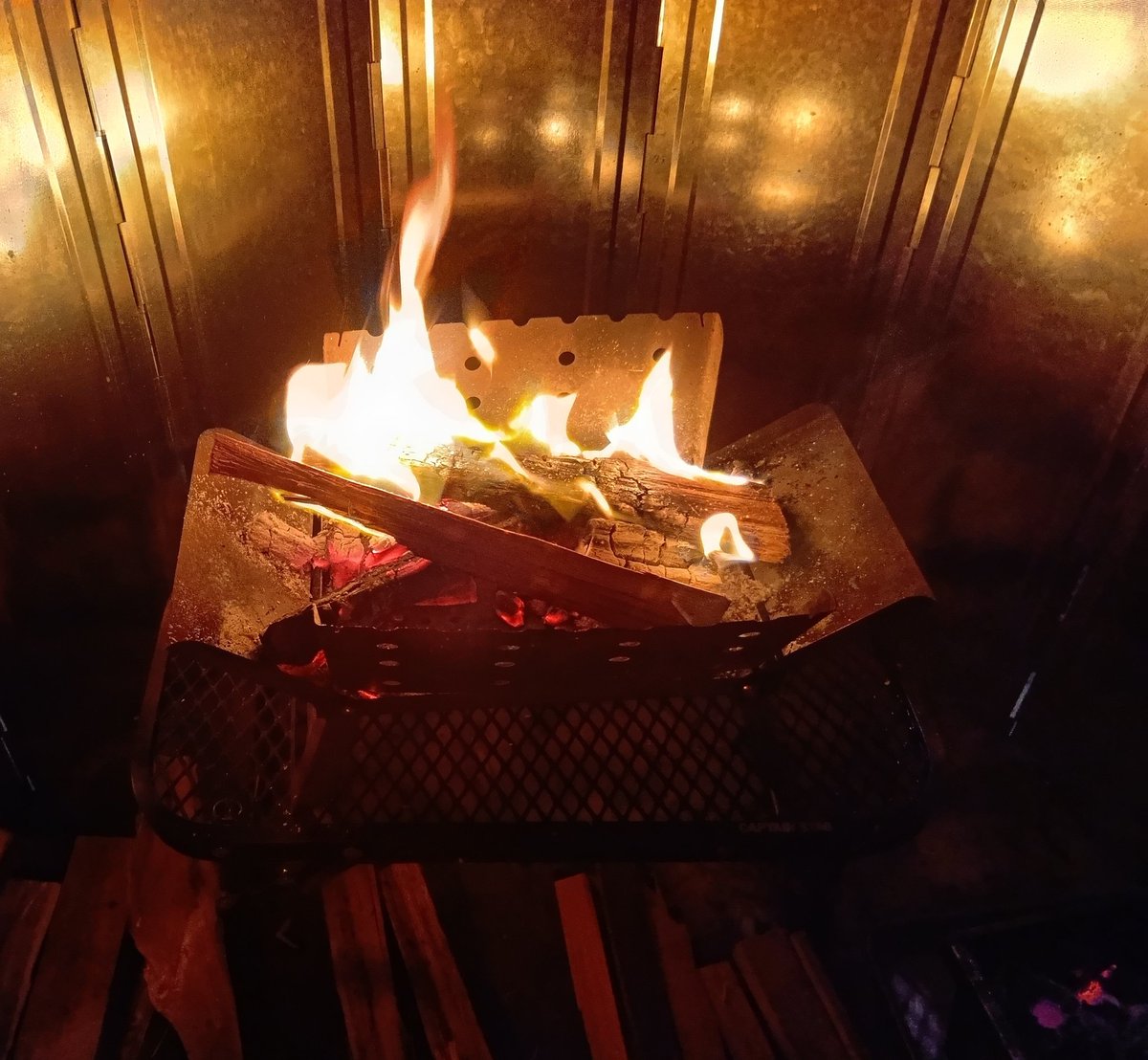 Camp952113's tweet photo. キャンプで焚き火
最高！
#firebook https://t.co/cq3gIfIYPB