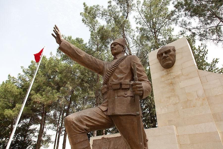 alisinanoglu's tweet photo. Şahinbey 28 Mart 1920 de Fransız işgal kuvvetleri tarafından Almalı köprüsü üzerinde şehit edilmişti…Aradan 106 yıl geçti. Ama  bazı vedalar eskimez, bazı isimler unutulmaz. Bugün hâlâ o köprüden geçerken rüzgâr kulağımıza bir şey fısıldar: Bir direnişi,Bir şehidi; Şahinbey’i. https://t.co/X1hb3R0mWW