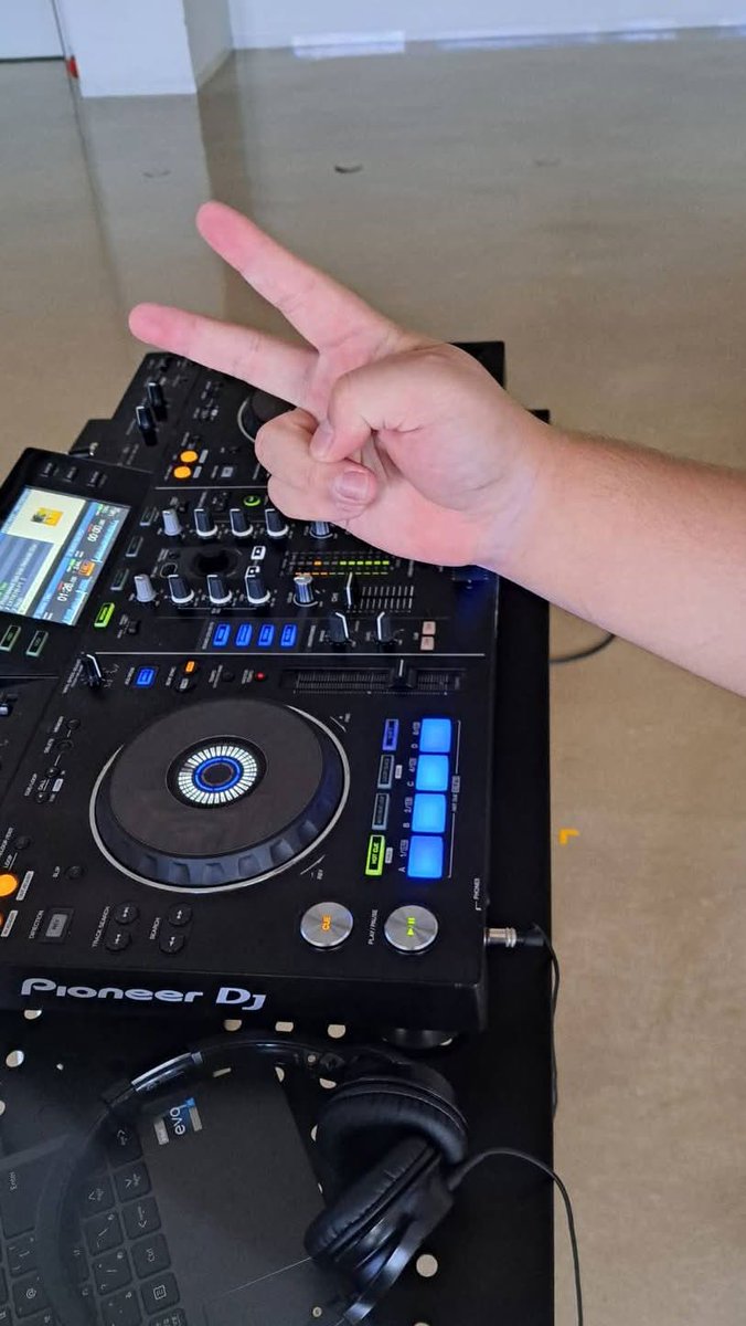 IPU_DAT's tweet photo. 岩手県立大学合格おめでとうございます！DJサークルD.A.Tです！

DJ・VJの技術を楽しく学び、学内外で活動しています。音楽やクラブカルチャーに興味ある方大歓迎！

見学・入部はお気軽にDMへ！

#岩手県立大学 https://t.co/2yvgbxImmt