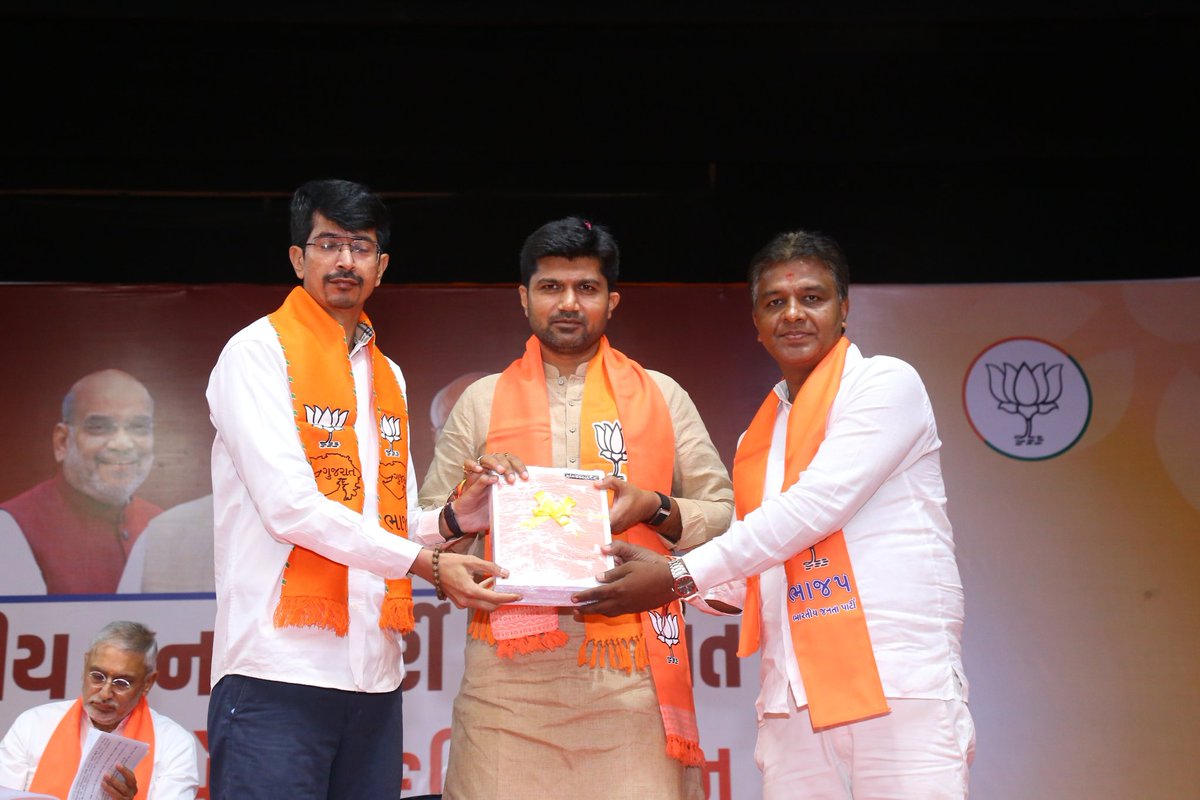 BJP4SuratCity's tweet photo. ગુજરાતના વિવિધ વિસ્તારોના આગેવાનો અને કાર્યકરોએ ઉમંગભેર હાજરી આપી સંગઠનની એકજૂટતા અને ભાજપાના સમર્પણ પ્રત્યેની પ્રતિબદ્ધતાને વધુ મજબૂત બનાવી.
#BJP4SuratMahanagar #ElectionMission https://t.co/pDY1tMsDj3