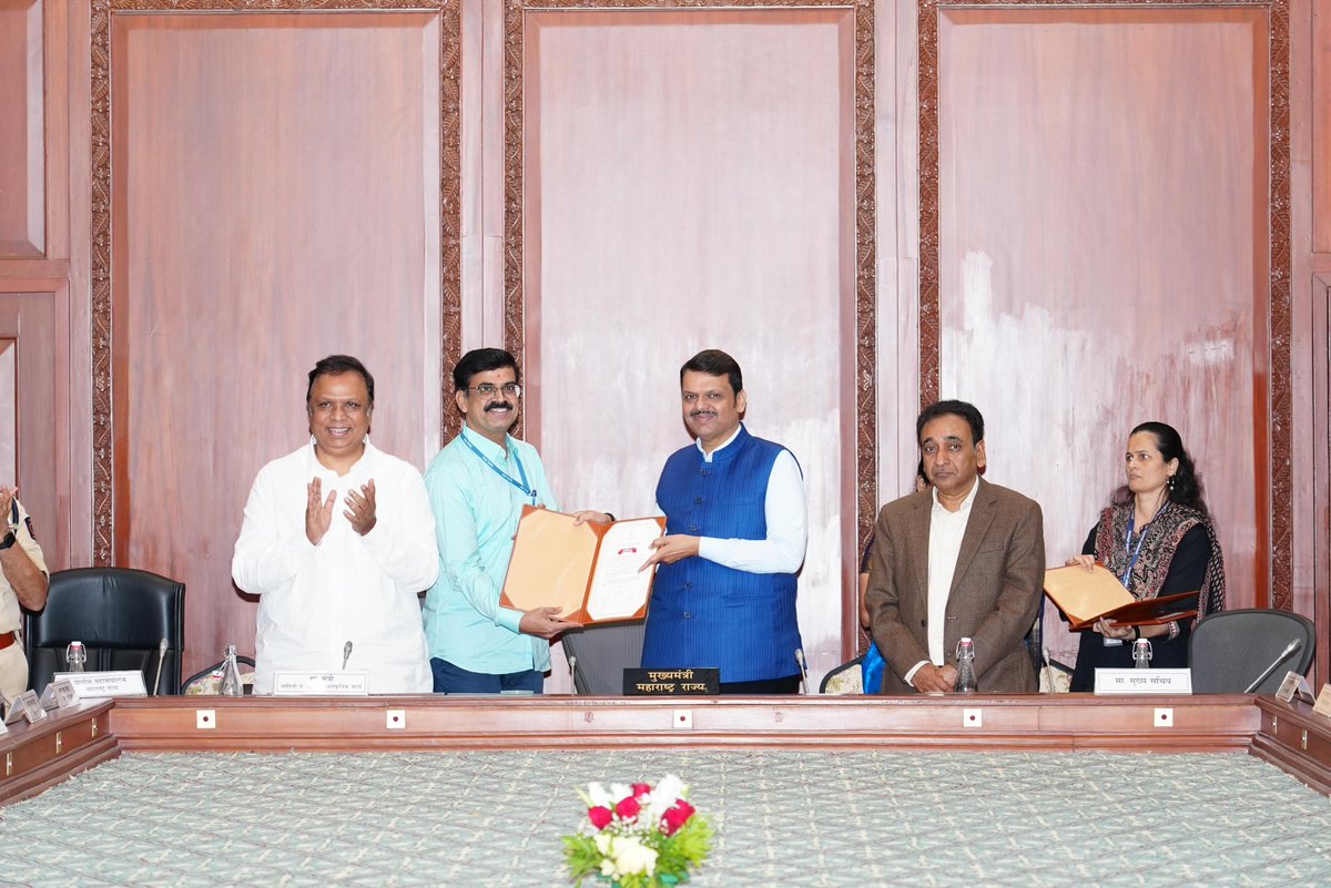 CMOMaharashtra's tweet photo. मुख्यमंत्री देवेंद्र फडणवीस यांनी आज सह्याद्री अतिथीगृह, मुंबई येथे 150 दिवसांच्या ई-गव्हर्नन्स सुधारणा तसेच सेवाकर्मी कार्यक्रमांतर्गत सर्वोत्तम शासकीय संस्था/ मंडळे व कंपन्या यांना प्रशस्तिपत्रांचे वितरण केले.

सर्वोत्तम शासकीय संस्था/ मंडळे व कंपन्या -

✅ महाराष्ट्र सागरी मंडळ (MMB) - प्रदीप पी. 

✅ झोपडपट्टी पुनर्वसन प्राधिकरण, बृहन्मुंबई (SRA) - महेंद्र कल्याणकर 

✅ पुणे महानगर प्रदेश विकास प्राधिकरण (PMRDA) - योगेश म्हसे

✅ मुंबई महानगर प्रदेश विकास प्राधिकरण (MMRDA) - संजय मुखर्जी

✅ महाराष्ट्र प्रदूषण नियंत्रण मंडळ (MPCB) - एम. देवेंदर सिंह 

✅ महाराष्ट्र गृहनिर्माण आणि क्षेत्र विकास प्राधिकरण (MHADA) - संजीव जयस्वाल 

✅ महाराष्ट्र तंत्रशिक्षण मंडळ (MSBTE) - डॉ. प्रमोद नाईक 

✅ महाराष्ट्र औद्योगिक विकास महामंडळ (MIDC) - पी. वेलरासु 

✅ महाराष्ट्र विद्युत वितरण कंपनी (MSEDCL) - लोकेश चंद्र 

✅ महाराष्ट्र ऊर्जा विकास अभिकरण (MEDA) - ओम प्रकाश बकोरिया 

@Dev_Fadnavis 
#Maharashtra #DevendraFadnavis #GoodGovernance