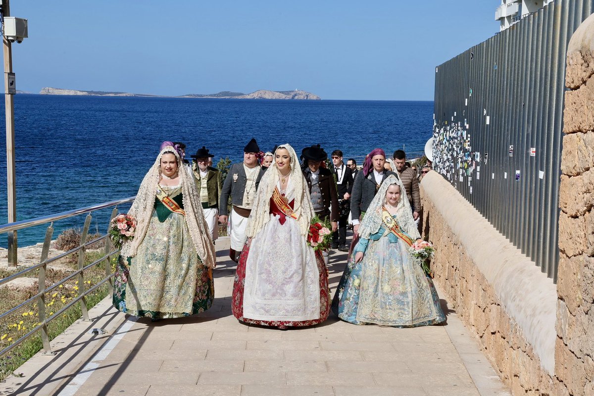 JCF_Valencia's tweet photo. ✨ La Fallera Major de València, Carmen Prades, junt amb la seua Cort d’Honor, ha portat l’essència de les nostres Falles fins a l’illa d’Eivissa.

💐 Amb motiu del 25 aniversari de les Falles a Sant Antoni de Portmany, han realitzat una emotiva ofrena floral recorrent el camí des del Mercat Pagès fins a l’Església de Sant Antoni, omplint cada racó de cultura, tradició i sentiment faller.

🌸 En ella, han acompanyat als fallers i falleres de La Nostra Falla al compás dels pasdobles i baix l’atenta mirada de tots els assistents que estaven il•lusionats amb esta visita.

📸 @Fotofilmax