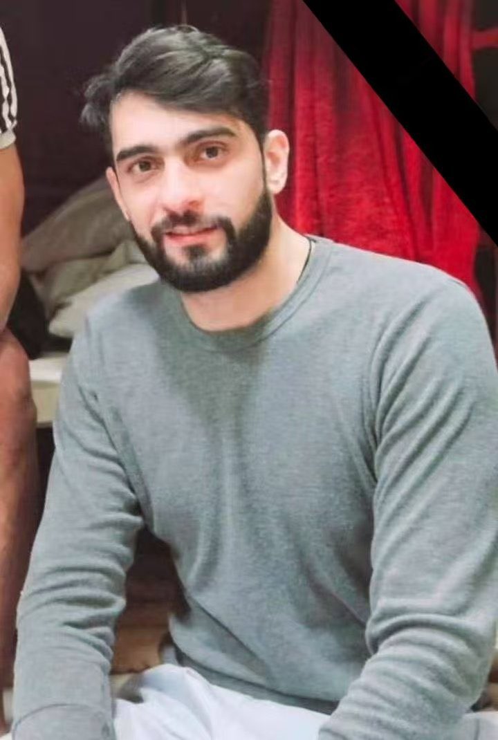 OdakTV1's tweet photo. Bahreyn’de bulunan Amerika üslerini protesto gösterilerine katılan Mohammed Al-Moussawi, gözaltında yapılan işkenceyle öldürüldü.

Körfez ülkelerinin Siyonist efendilerine olan bağlılığı, onları savunmak için kendi vatandaşlarını öldürmeye kadar vardı. https://t.co/4qhQi4WvMD