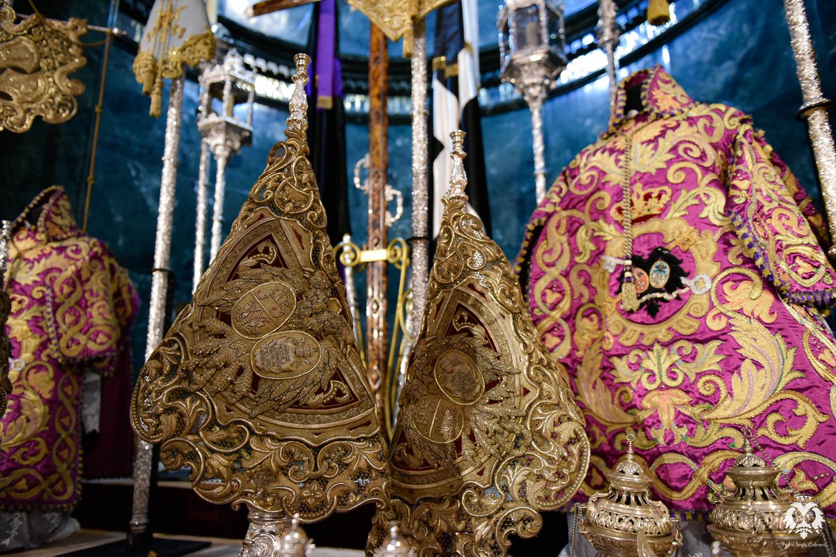 ⚫ Altar de insignias montado un nuevo año en el Altar de la Basílica.

6 días para el Viernes Santo.

#Cachorro26
