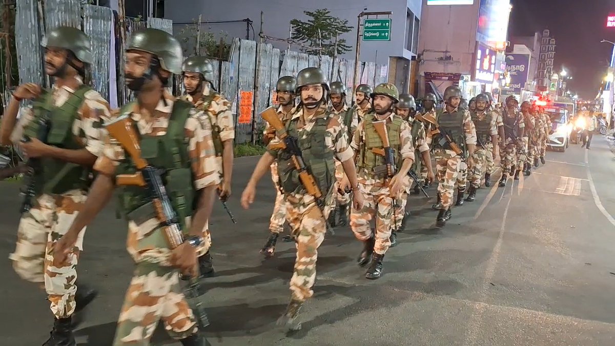 collr_karaikal's tweet image. 🚔🇮🇳 #ConfidenceBuilding #FlagMarch #Karaikal #GEPLA2026 by #CAPF and #Police personnel 👮‍♂️
✅ Instill confidence among voters
✅ Deter unlawful activities
✅ Maintain law &amp;amp; order
✅ Ensure a safe &amp;amp; secure polling environment
#SafeElections #VoteWithoutFear 🗳️🚔
