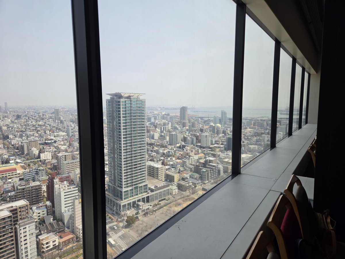 ダンナの会社の60周年記念パーティーに同伴でした
ホテルのお食事は素晴らしかったけど、気を遣うから疲れました