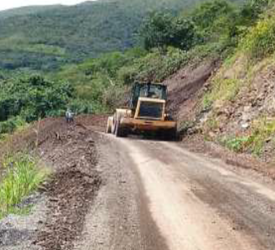 COENPeru's tweet photo. Tras el #Deslizamiento registrado la mañana del 27/3 en el sector de Tirijuay, distrito #Yanatile, provincia Calca (Cusco), personal edil concluyó con los trabajos de limpieza y mantenimiento de la vía que resultó afectada, restableciendo el tránsito. Asimismo, culminó la #EDAN sin reporte de daños a la vida y a la salud de las personas. Emergencia atendida.