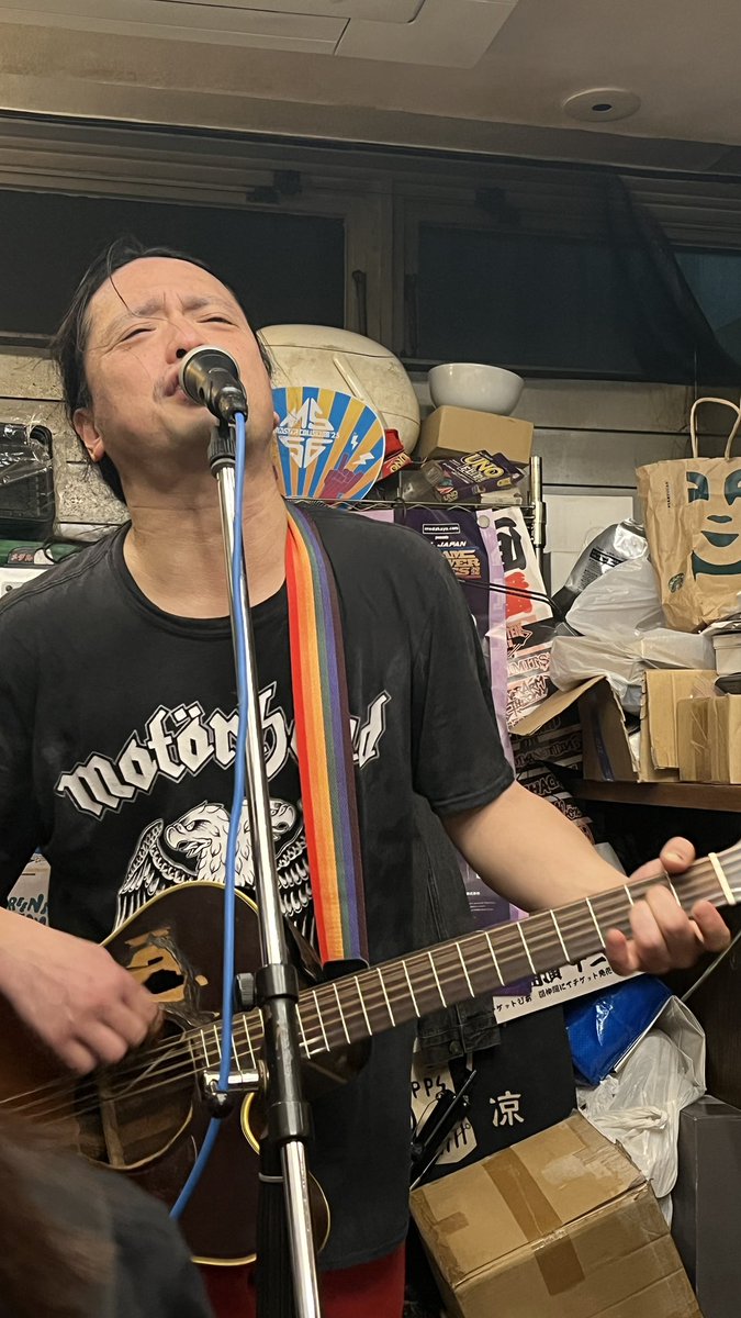 frog_and_69's tweet photo. 今日はハハハで弾き語り！
潤さん、じゃっくさん、ケンさんのフードめっちゃ美味しかったー！！！
いい日♪ https://t.co/dhHhqktOv9