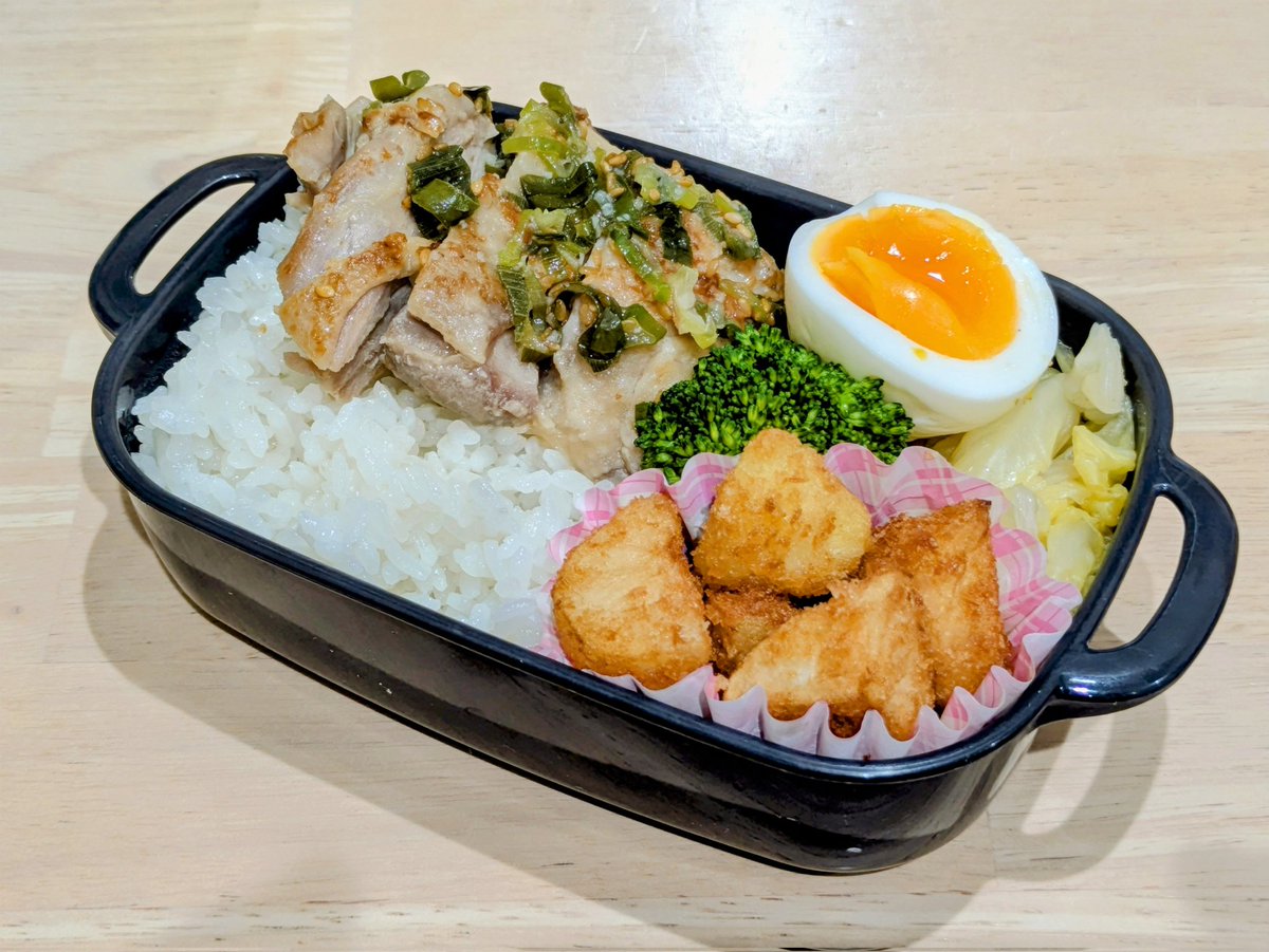 a_zura008's tweet image. 2026年3月28日　#お弁当　#娘弁当　#代打
ネギ塩グリルチキン ｵﾝｻﾞ白飯
ポテトフライ
ボイルキャベツゆで卵🥦

今日は娘の新居に大物家具が届く日。それから足らないものを買い物に行くそうで、代打で作った娘のお弁当をアップ。
ダンナは連休でお弁当なしです😀
