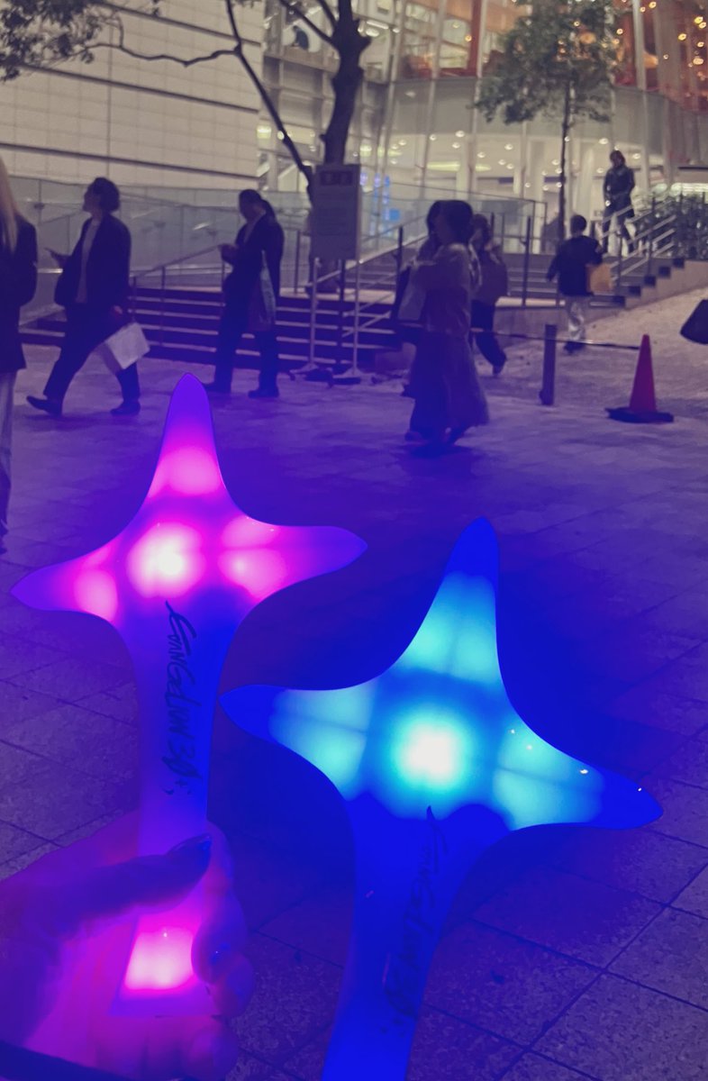 YOSHI_WTR's tweet image. #エヴァフェス #まちじゅうエヴァンゲリオン に続き楽しんできました

#BackToNeonGenesis 

 クラシック系のコンサートだったからのかペンライトを見かけたのはお一人

会場入口で撮影されてたので、記念に一緒に撮って頂きました！

そして感化されてピアノスコアを購入😂いつか連弾したい！！