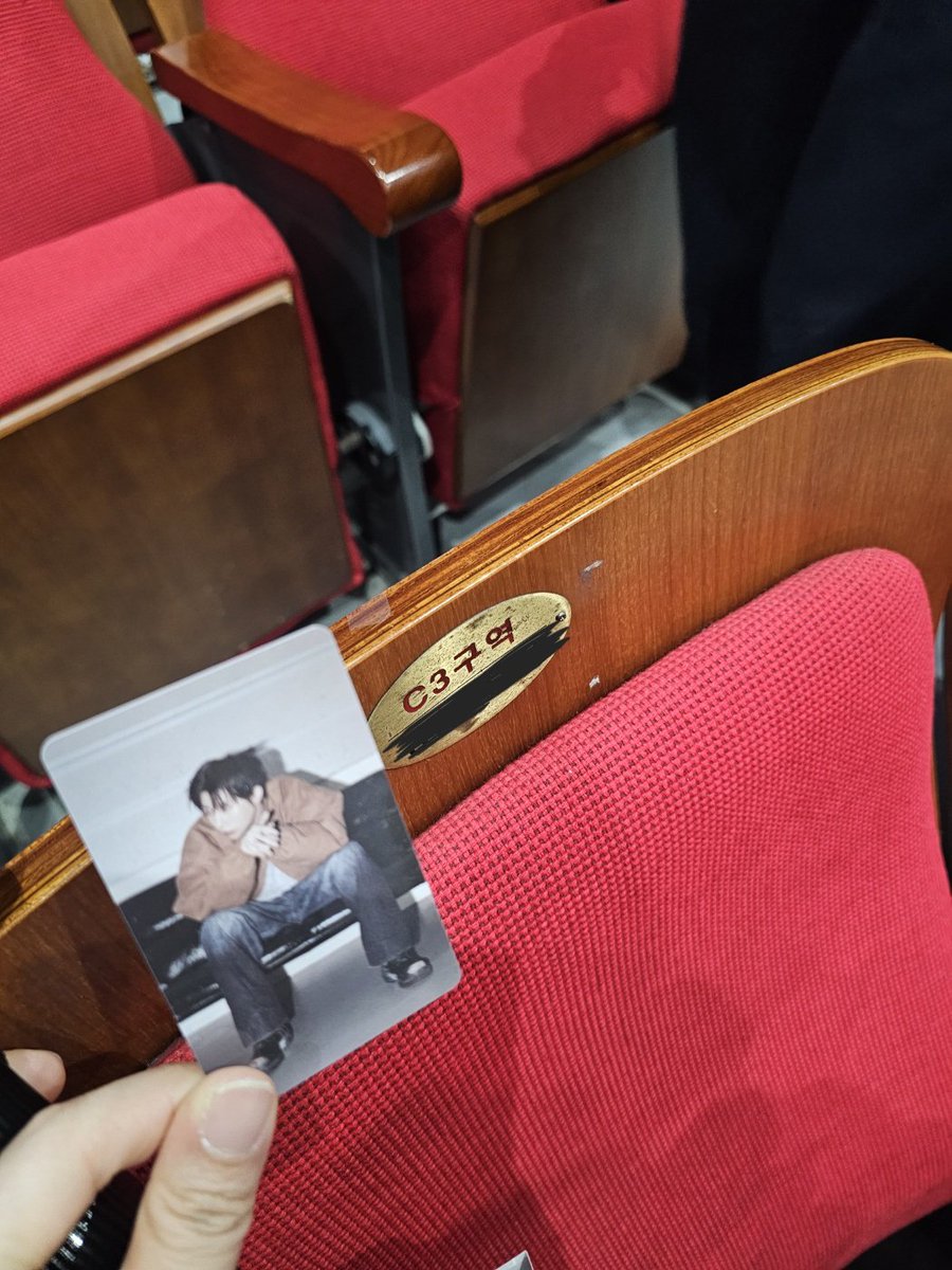 성규 중콘 둘공 입장포카 습득했습니다!!!
분실하신 분 연락주세요!!

열이랑 좌석 번호 말씀해 주시면 확인해 드리겠습니다!!

#김성규 #성규 #KIMSUNGKYU #LV4 #중콘 #입장포카 #분실