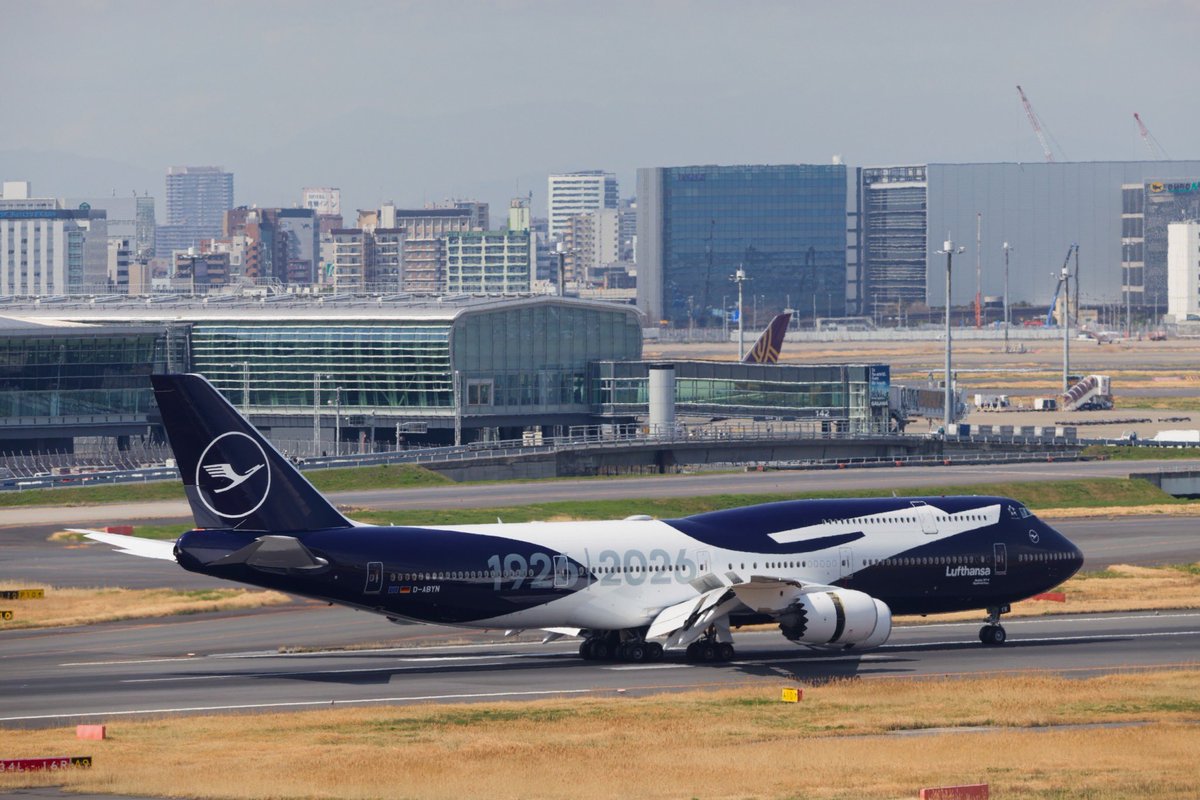 bin2r's tweet photo. Lufthansa 100th Anniversary Special marking.
新塗装の濃紺ボディに大きく描かれたルフトハンザのシンボルマーク。
右側面には1926-2026の西暦表示と左側面にはシンボルマークをあしらった100の文字。なかなか良き。
都合により着陸のみの撮影。

#ルフトハンザ
#Lufthansa
#100周年記念塗装 https://t.co/T2k8lFLxzx