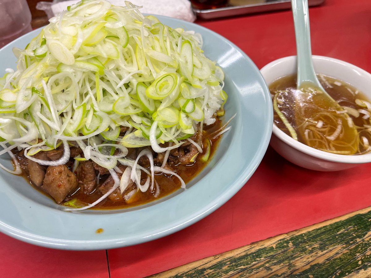 daka__'s tweet photo. 今日はスープとネギ盛り担当のおじさんいなかった
代わりの若い兄ちゃん景気良く盛ってくれわぁ
ネギは辛くないからいくらでも食えちゃってヘルシー
やっぱ最高純レバ丼🤤 https://t.co/Y6srawRUI6