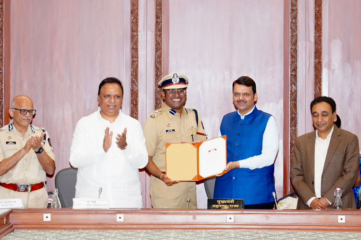 CMOMaharashtra's tweet photo. मुख्यमंत्री देवेंद्र फडणवीस यांनी आज सह्याद्री अतिथीगृह, मुंबई येथे 150 दिवसांच्या ई-गव्हर्नन्स सुधारणा तसेच सेवाकर्मी कार्यक्रमांतर्गत सर्वोत्तम पोलीस अधीक्षक यांना प्रशस्तिपत्रांचे वितरण केले.

सर्वोत्तम पोलीस अधीक्षक :-

✅ डॉ. डी. एस. स्वामी - ठाणे (ग्रामीण)

✅ हर्ष पोद्दार - नागपूर (ग्रामीण)

✅ अर्चित चांडक - अकोला

✅ संदीप सिंह गिल्ल - पुणे (ग्रामीण)

✅ नितीन बगाटे - रत्नागिरी

@Dev_Fadnavis 
#Maharashtra #DevendraFadnavis #GoodGovernance