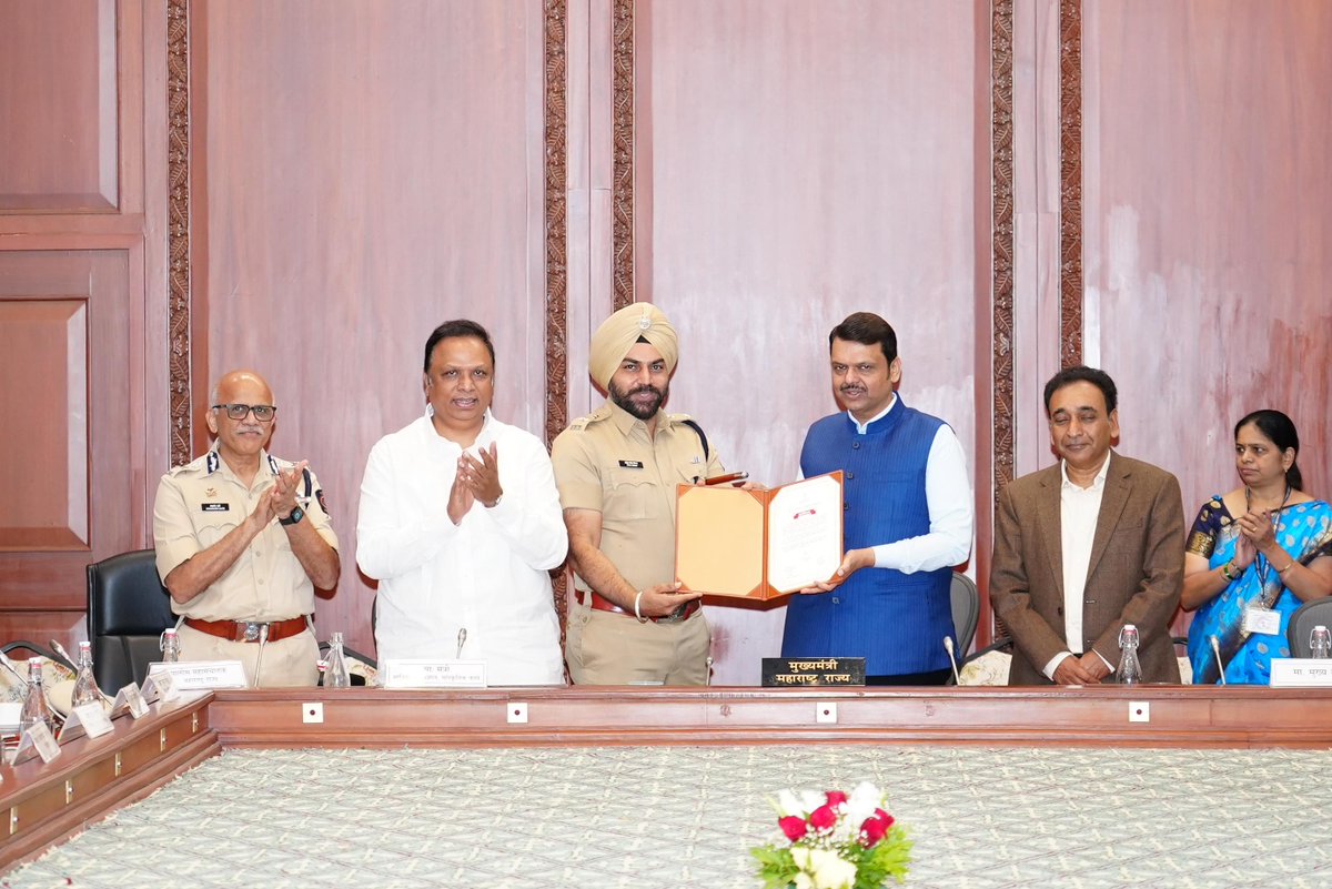 CMOMaharashtra's tweet photo. मुख्यमंत्री देवेंद्र फडणवीस यांनी आज सह्याद्री अतिथीगृह, मुंबई येथे 150 दिवसांच्या ई-गव्हर्नन्स सुधारणा तसेच सेवाकर्मी कार्यक्रमांतर्गत सर्वोत्तम पोलीस अधीक्षक यांना प्रशस्तिपत्रांचे वितरण केले.

सर्वोत्तम पोलीस अधीक्षक :-

✅ डॉ. डी. एस. स्वामी - ठाणे (ग्रामीण)

✅ हर्ष पोद्दार - नागपूर (ग्रामीण)

✅ अर्चित चांडक - अकोला

✅ संदीप सिंह गिल्ल - पुणे (ग्रामीण)

✅ नितीन बगाटे - रत्नागिरी

@Dev_Fadnavis 
#Maharashtra #DevendraFadnavis #GoodGovernance