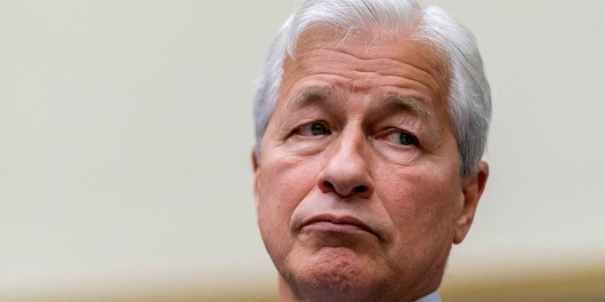 NathanRamirezT7's tweet photo. Dimon’s remote-work critique hints at tightening productivity oversight on Wall Street. Cultural shift could impact hiring costs and efficiency across major banks, shaping sentiment.
$JPM $GS $MS https://t.co/sB4PlycSmf