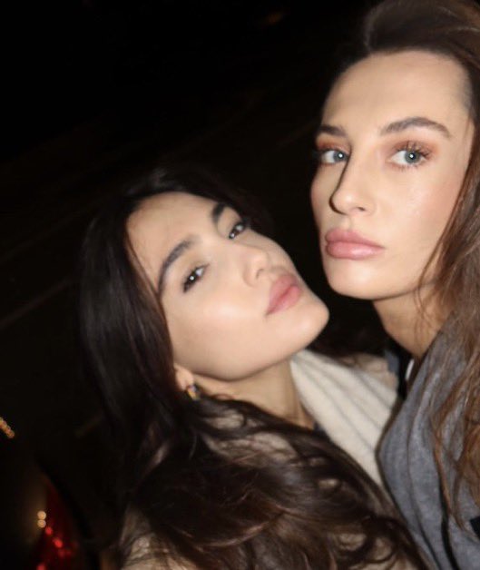 cristaleye24's tweet photo. Sono andata alla ricerca di questa Scarlett perché ammetto che non la conoscevo e devo dire che la nostra Zeze mica scema eh🤣 Dio mio sono bellissime assieme sono troppo felice per lei 🥹

#zeudiners https://t.co/Q1Rw8DMht1
